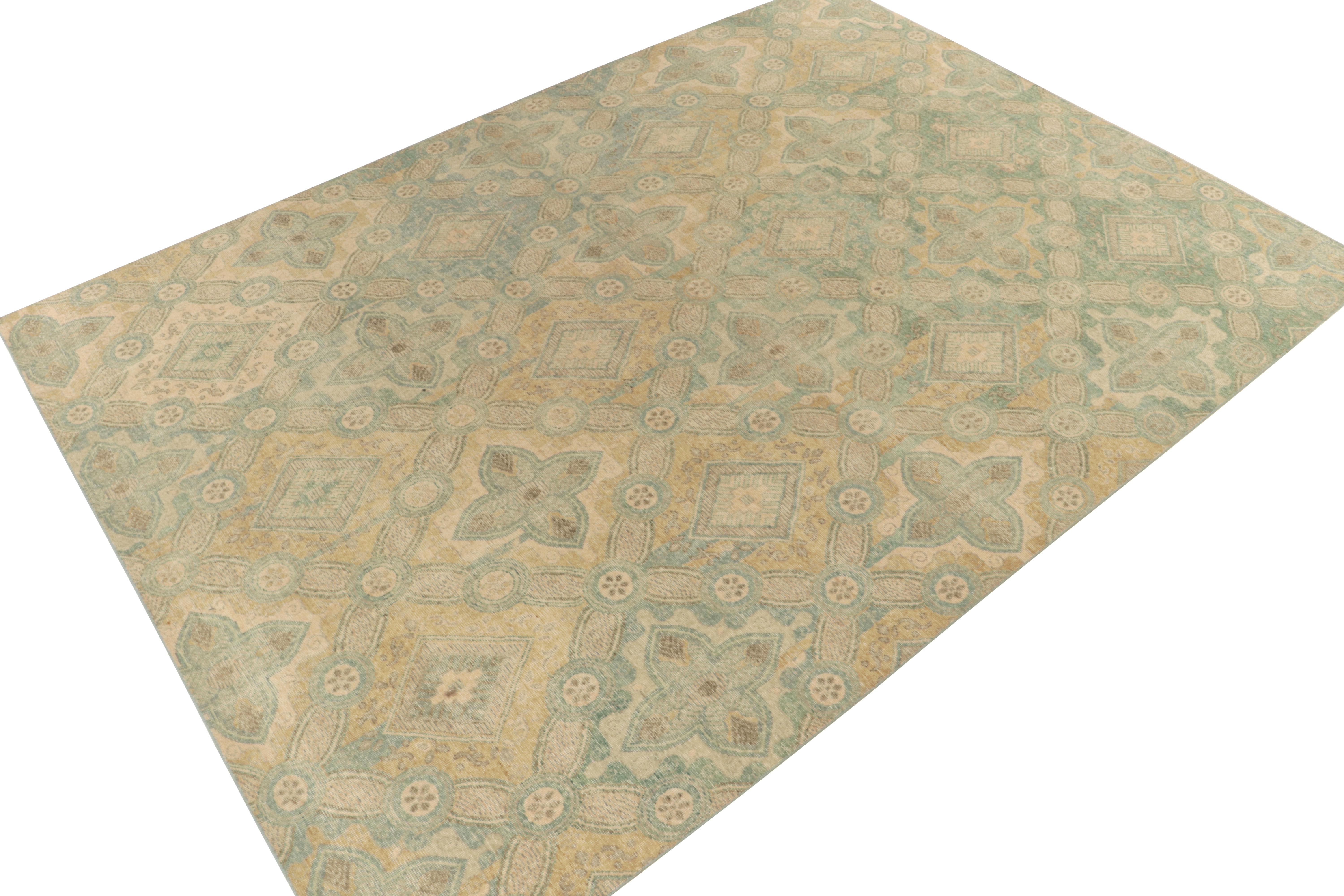 Dieser 10x14 große, handgeknüpfte Teppich aus unserer Hommage-Kollektion hat eine subtile, aber dennoch eindrucksvolle Ausstrahlung. Die notleidende Vision manifestiert sich mit erhabenen Deko-Mustern, die sich in hellem Grün-Blau und sanftem Gold