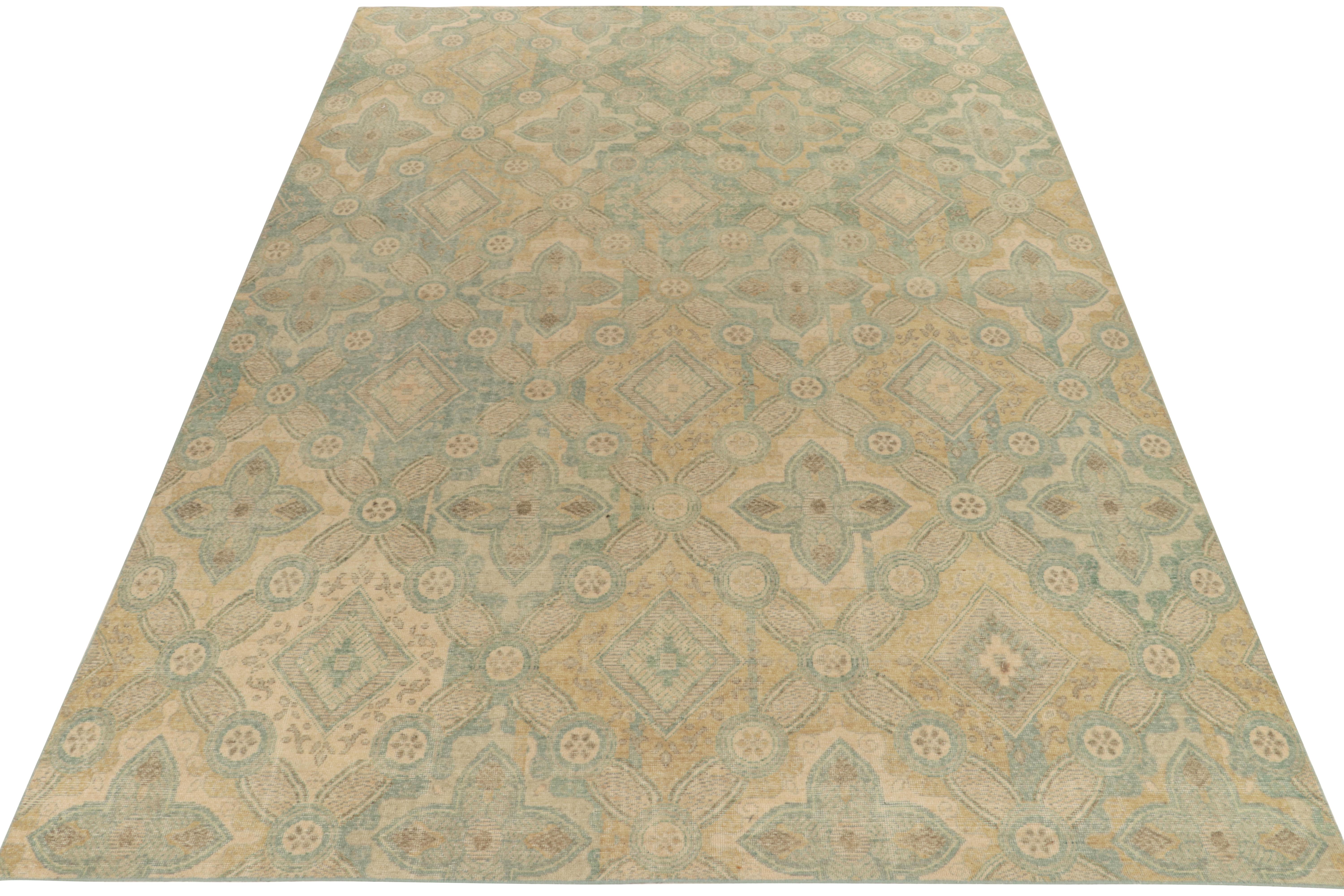 Art Déco Tappeto in stile degradato con motivo deco blu e oro di Rug & Kilim in vendita