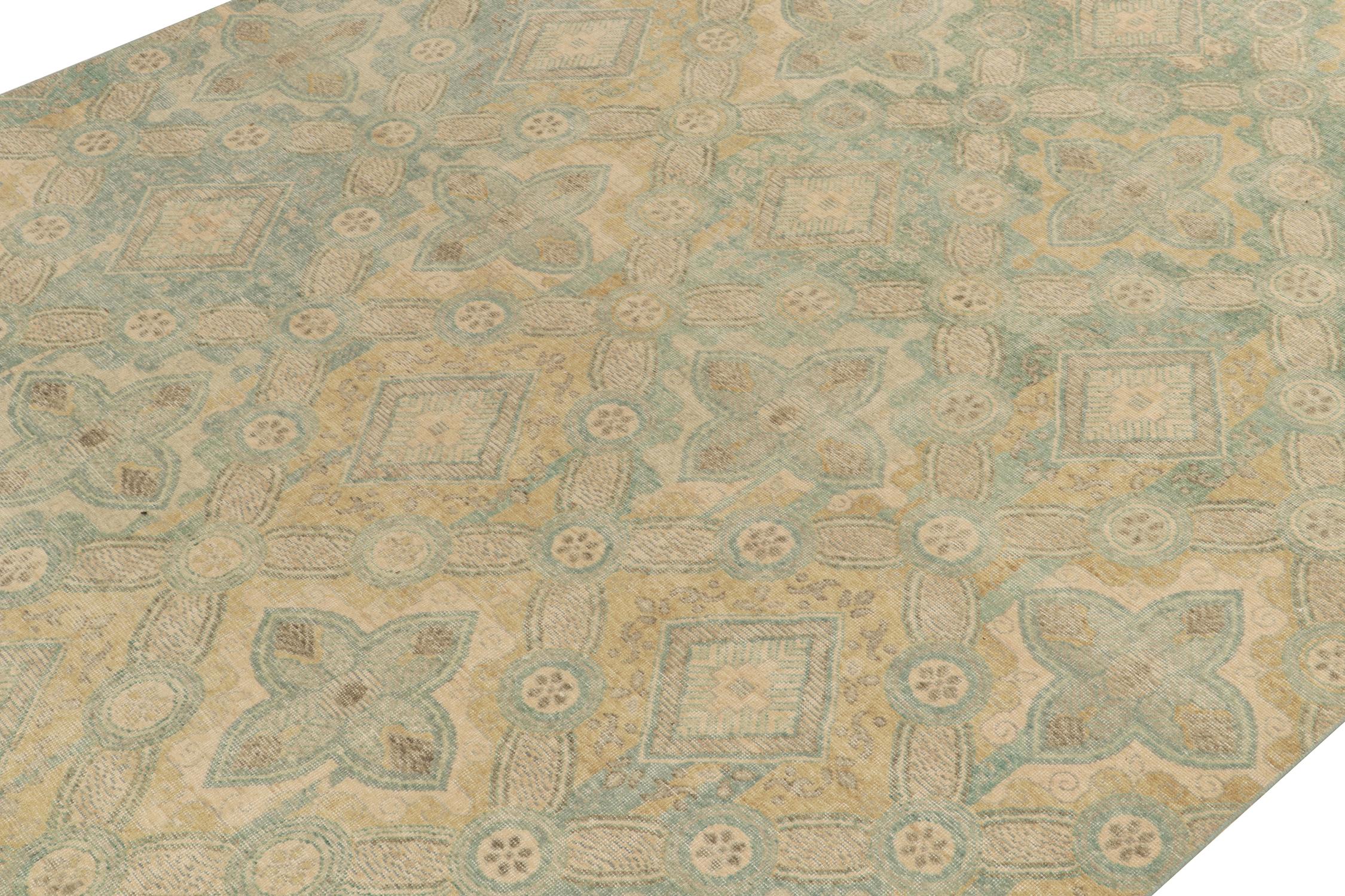 Indien Tapis de style vieilli à motif déco bleu et or par Rug & Kilim en vente