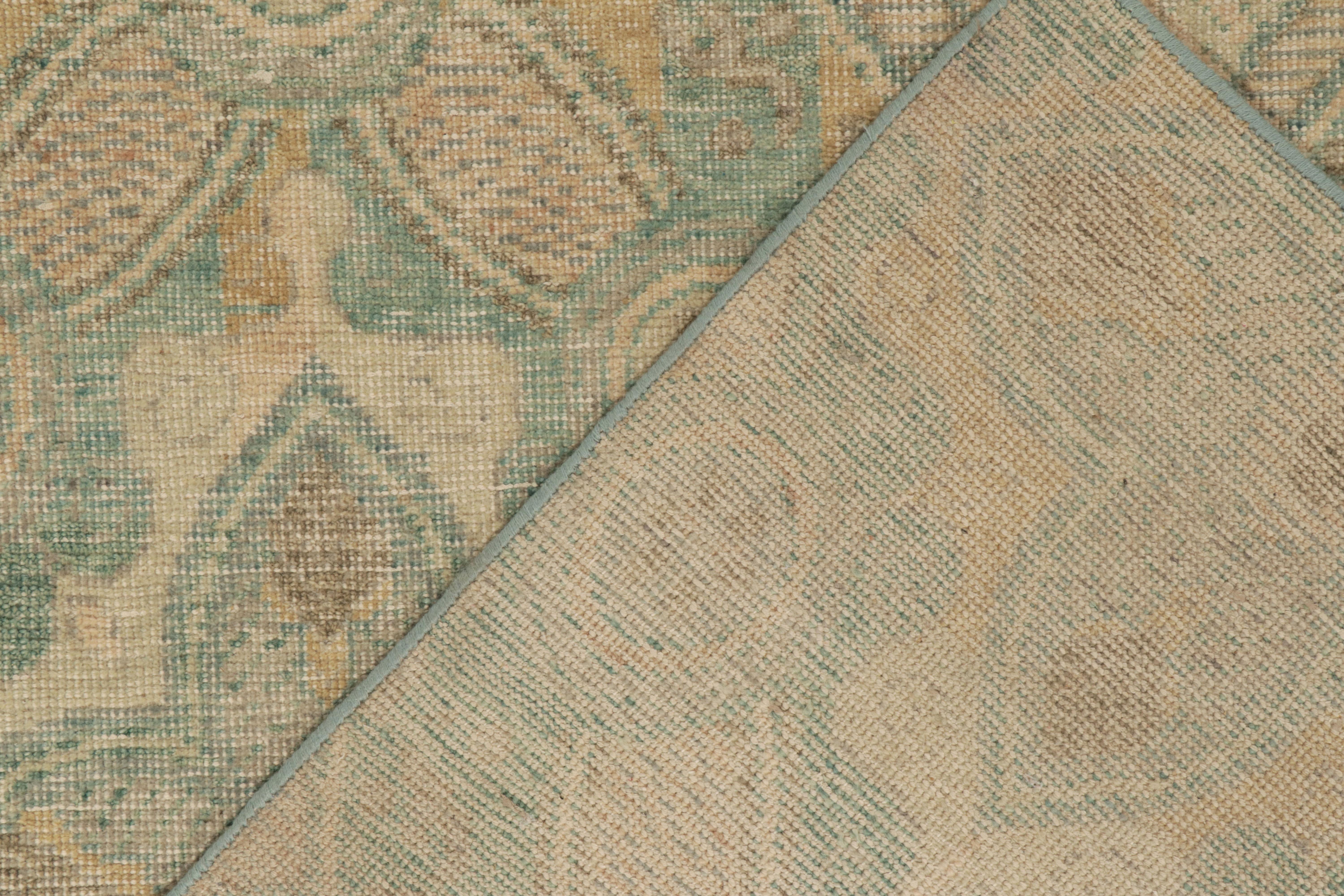 Teppich im Distressed-Stil in Blau & Gold mit Deko-Muster von Rug & Kilim im Zustand „Neu“ im Angebot in Long Island City, NY