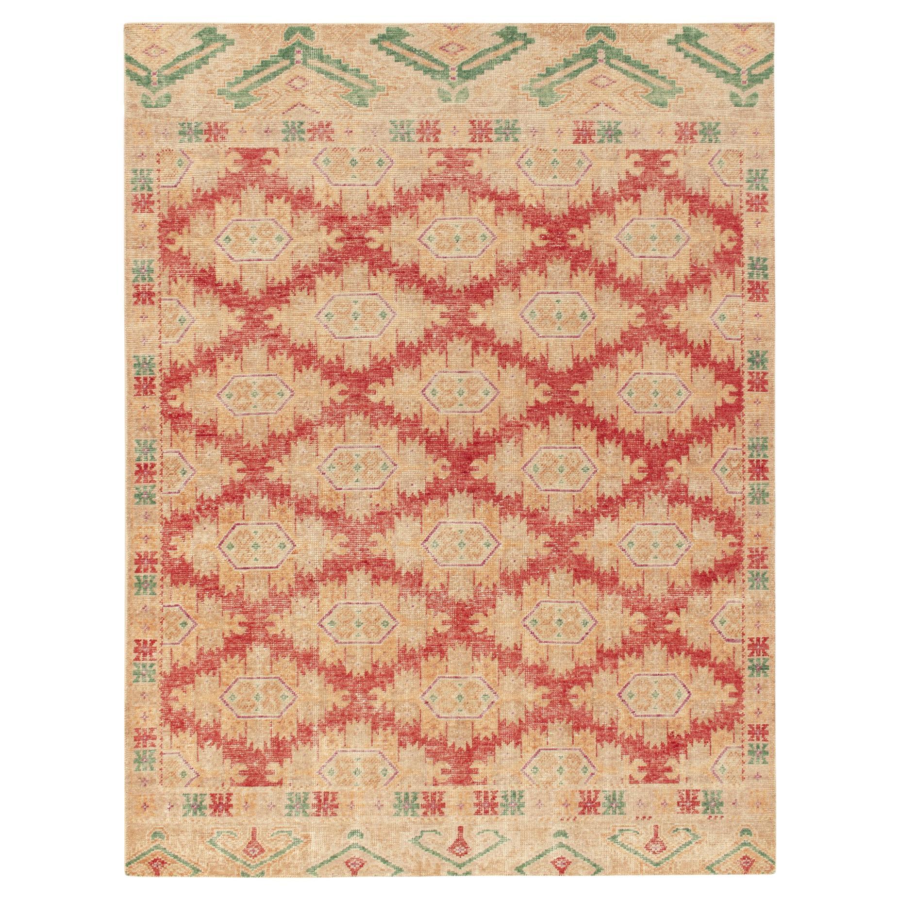 Alfombra de estilo desgastado Rug & Kilim con diseño geométrico rojo, dorado y verde en venta
