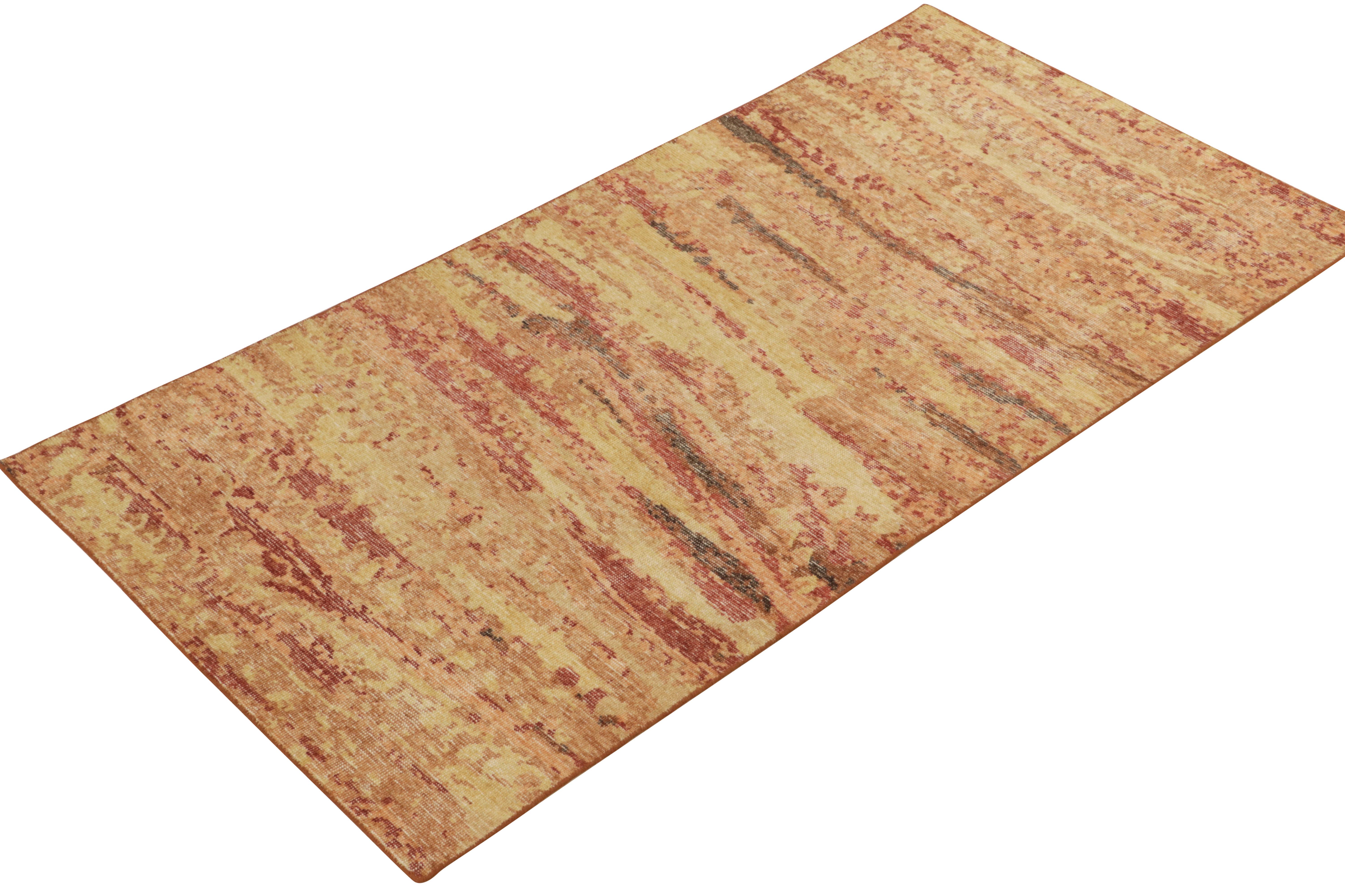 Teppich & Kelim-Teppich im Distressed-Stil in Rot, Orange & Gold mit abstraktem Muster (Moderne) im Angebot