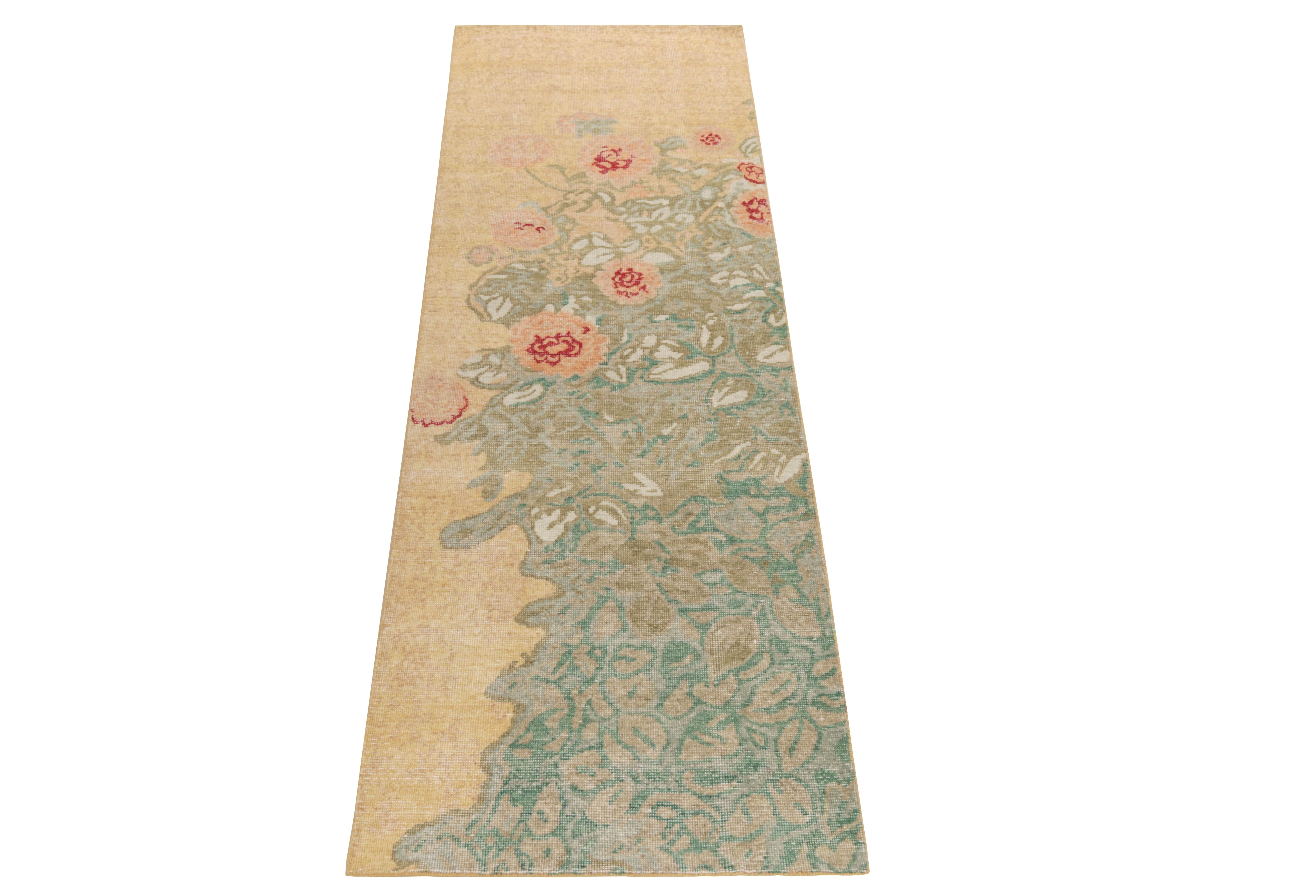 Un délicieux chemin de table 3X10 de style vieilli de notre collection Homage présentant un motif floral classique dans des tons pêche-orange, rouge écarlate et vert forêt accentués de gris pour un attrait shabby chic séduisant, jamais vu auparavant