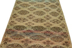 Zeki-Wandteppich im Distressed-Stil mit beigefarbenen und braunen Mustern von Rug & Kilim