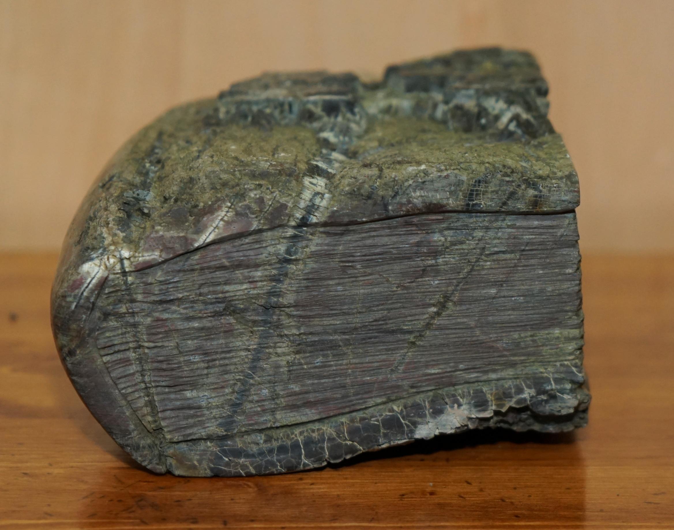 LIVRE DE BIBLIOTHÈQUE ANTIQUE SULPTE DISTRESSÉ Sculpté dans la roche PART D'UN GRAND ENSEMBLE en vente 2
