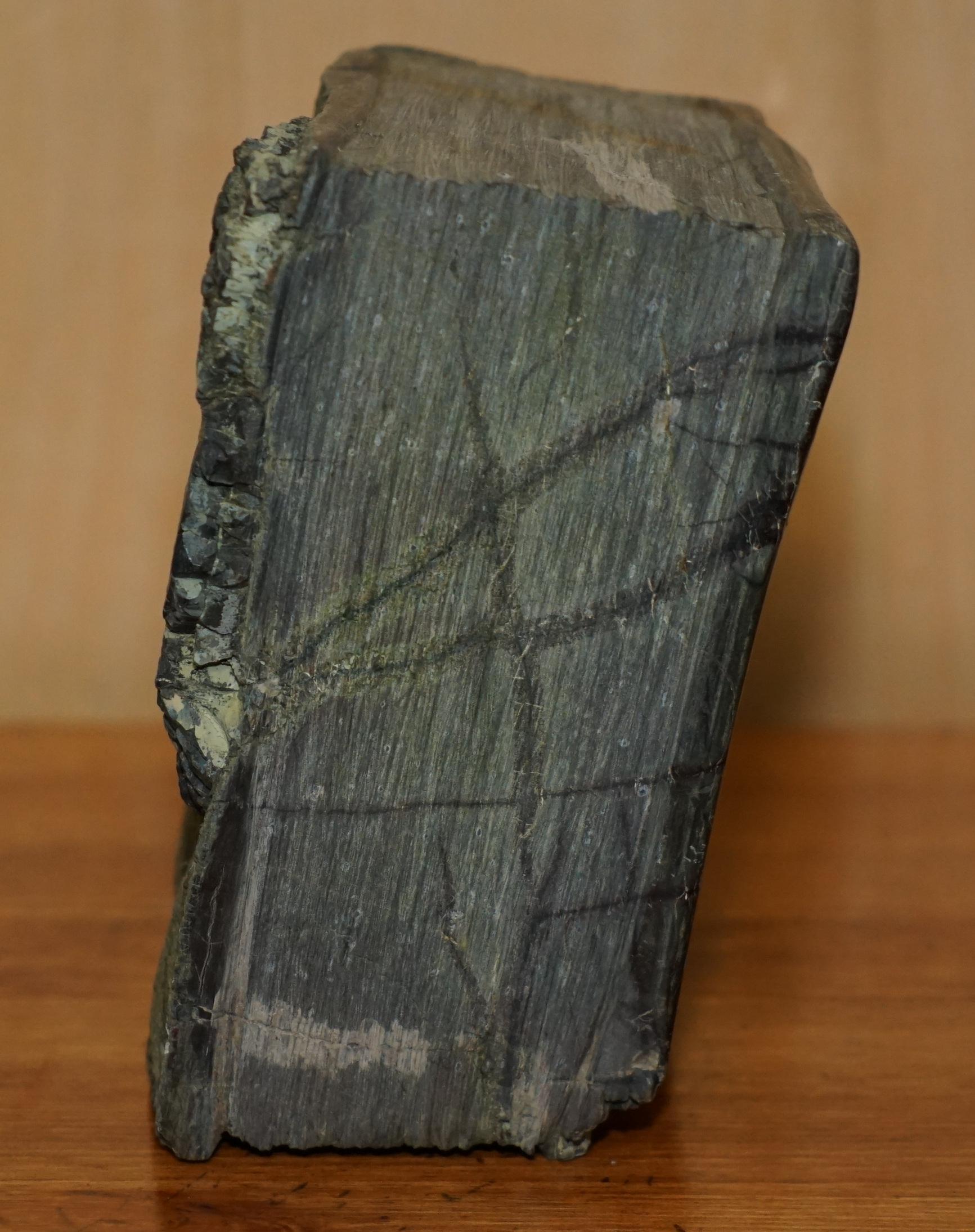 Début du 20ème siècle LIVRE DE BIBLIOTHÈQUE ANTIQUE SULPTE DISTRESSÉ Sculpté dans la roche PART D'UN GRAND ENSEMBLE en vente
