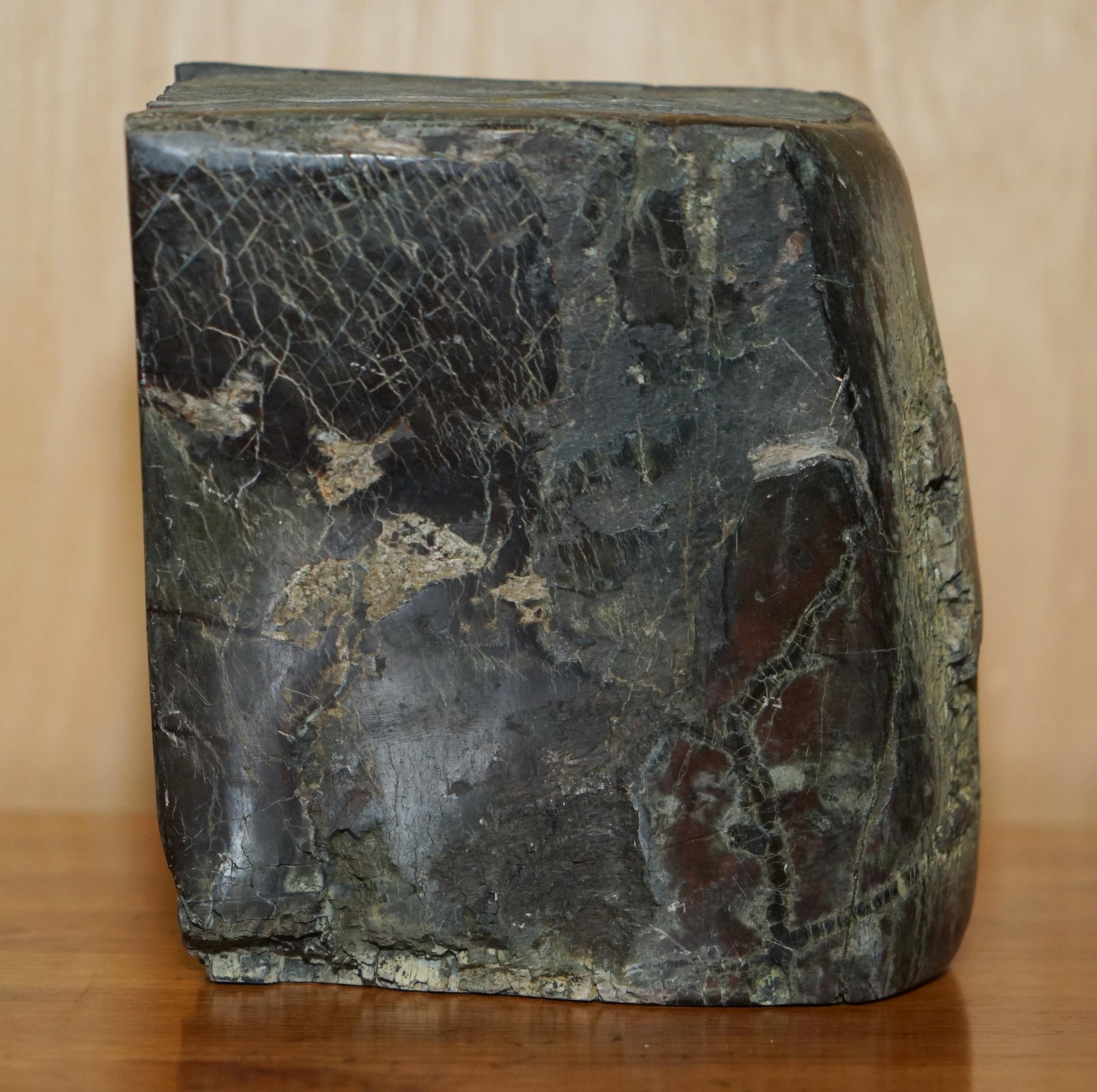 Pierre LIVRE DE BIBLIOTHÈQUE ANTIQUE SULPTE DISTRESSÉ Sculpté dans la roche PART D'UN GRAND ENSEMBLE en vente