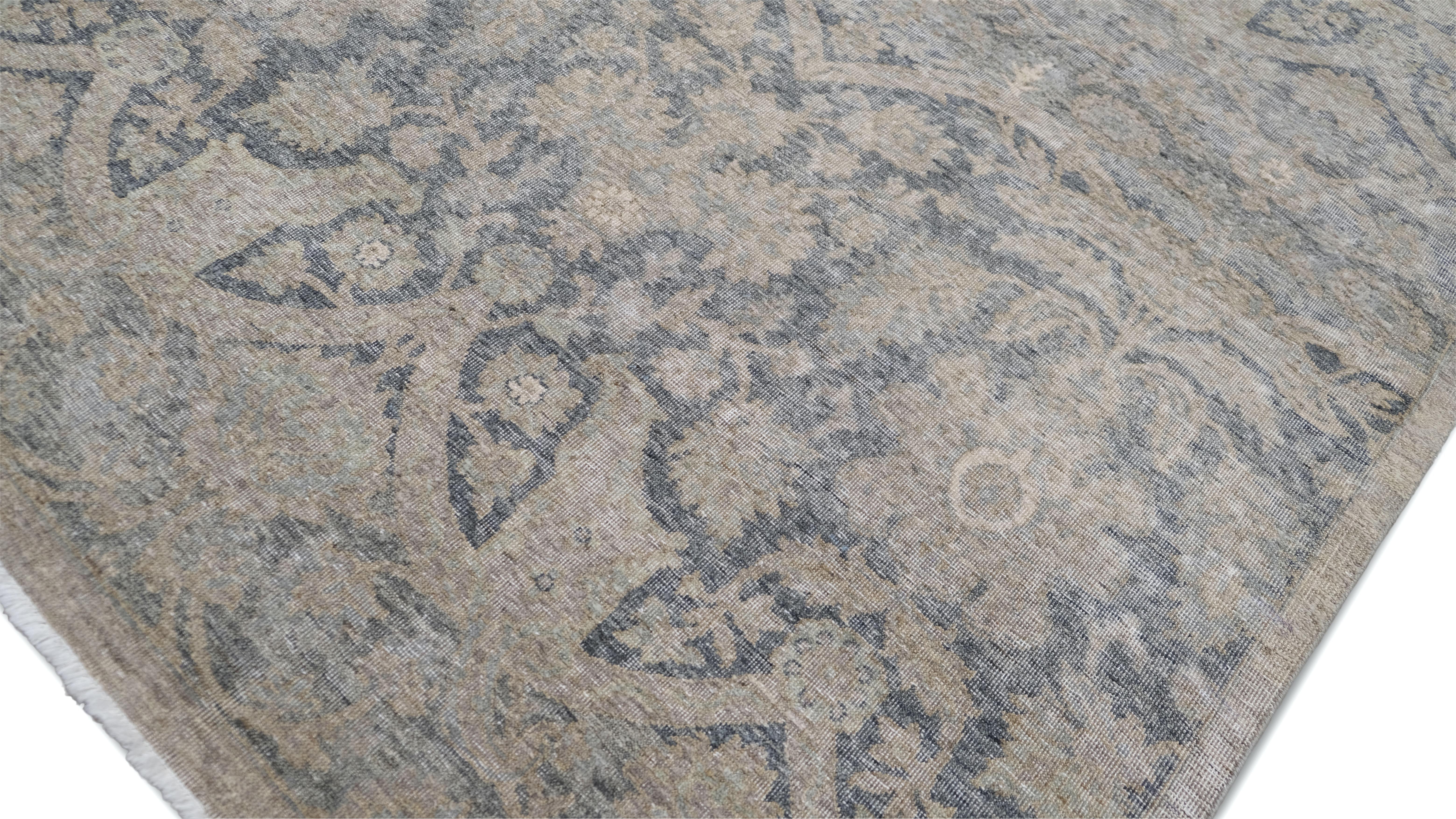 Moderne Tapis traditionnel en laine vieilli à motifs floraux 7'10''x9'8'' en vente