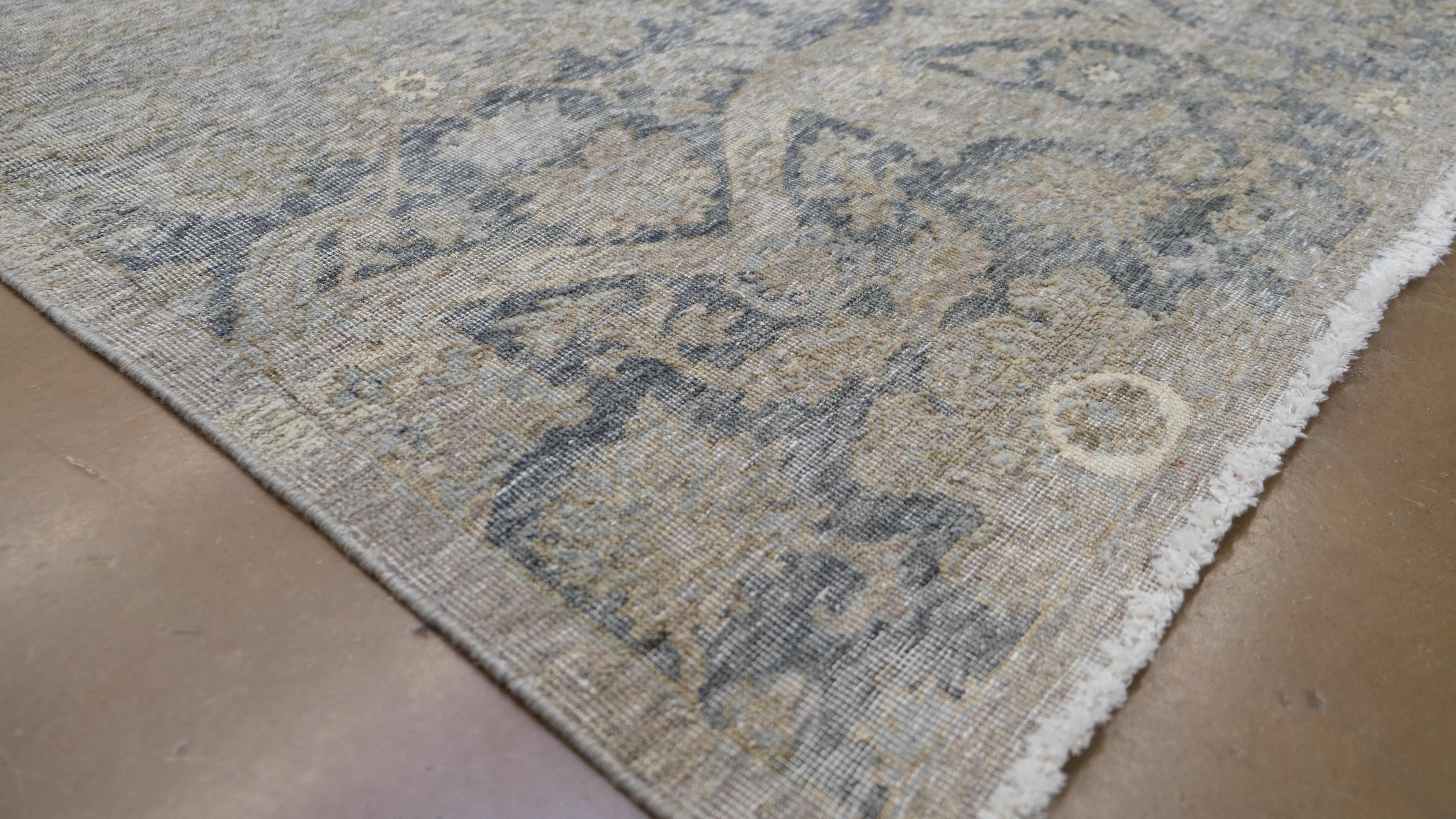 Tapis traditionnel en laine vieilli à motifs floraux 7'10''x9'8'' Neuf - En vente à Torrance, CA