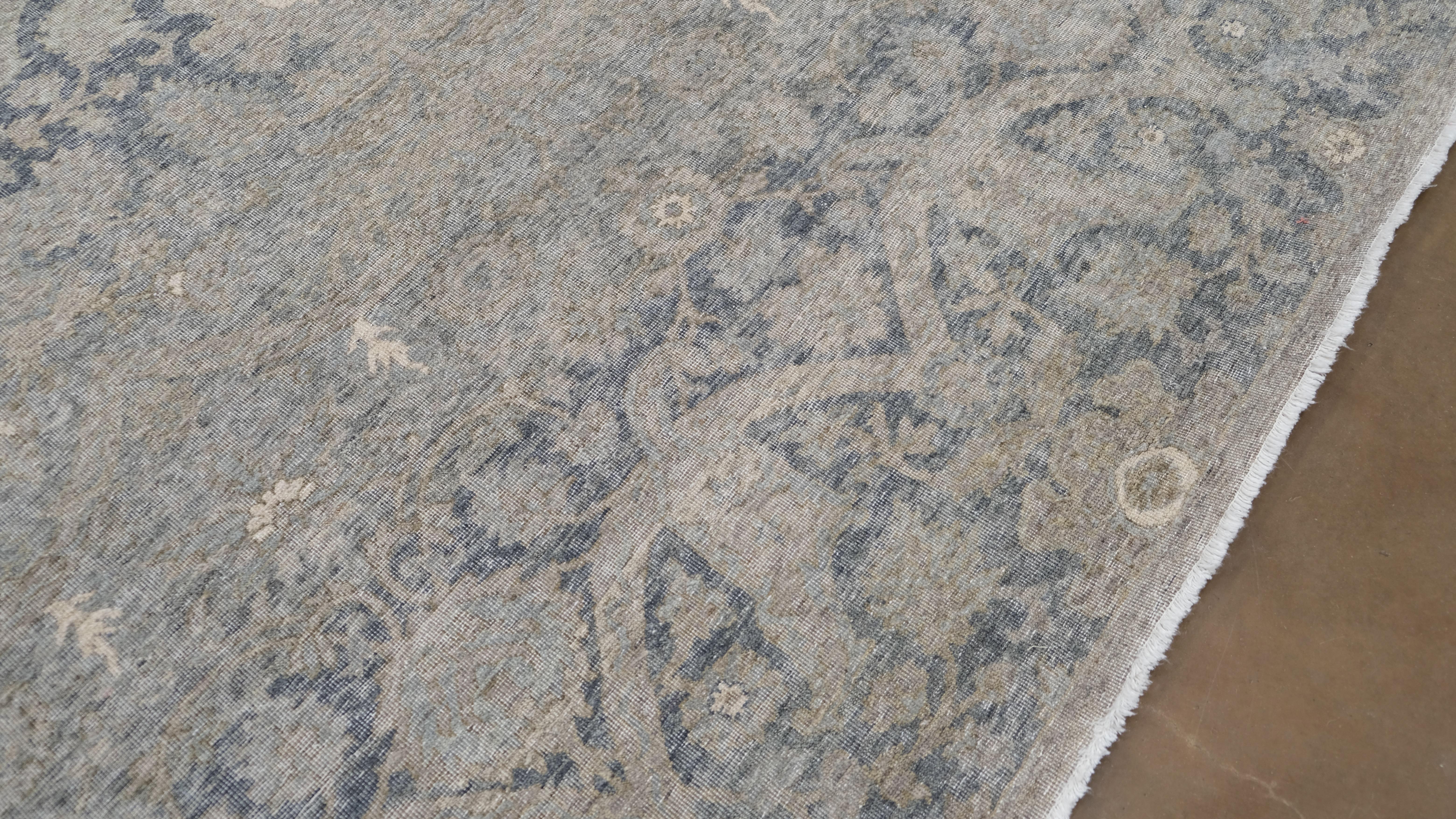 XXIe siècle et contemporain Tapis traditionnel en laine vieilli à motifs floraux 7'10''x9'8'' en vente