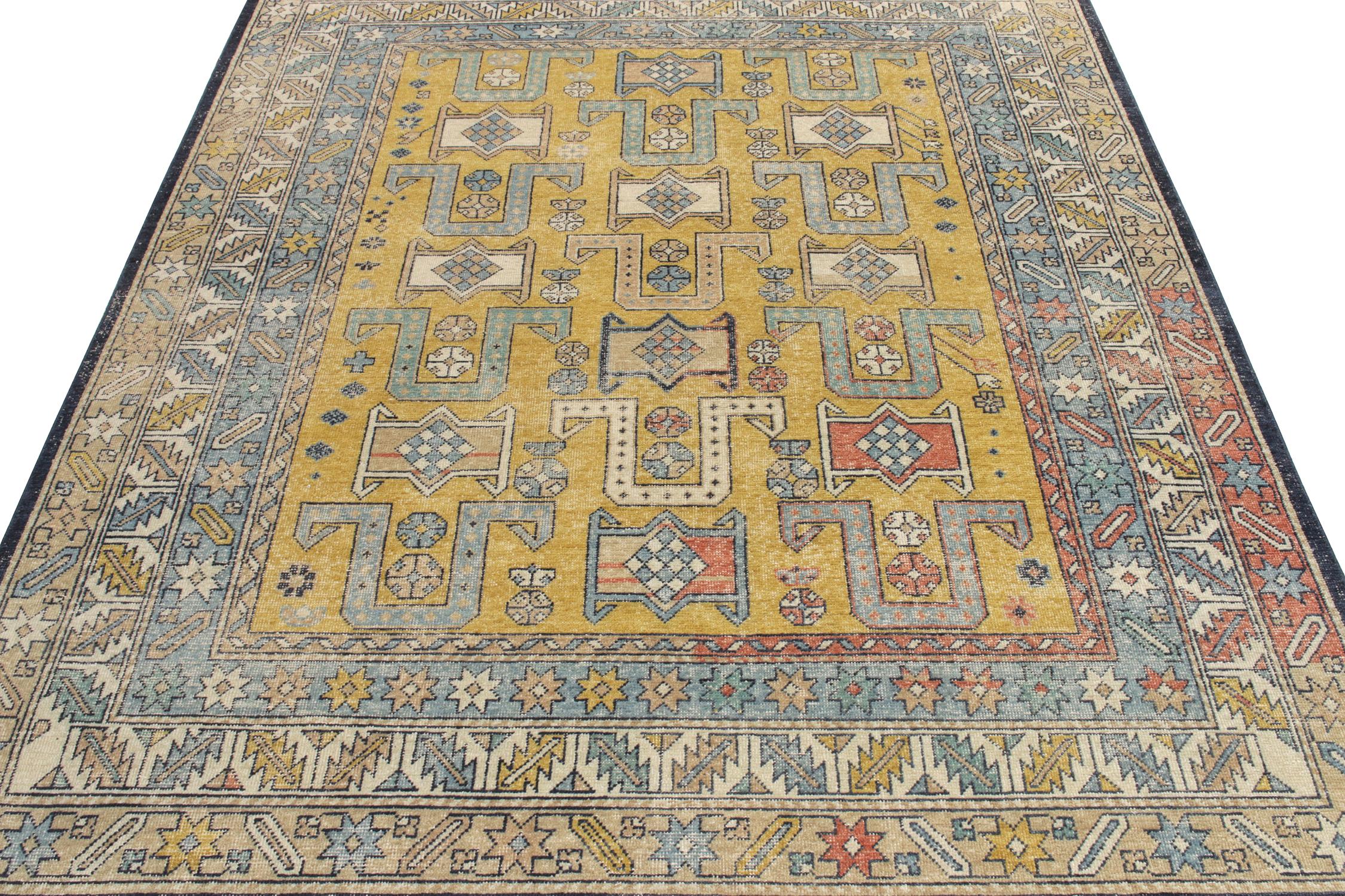 Anudada a mano en lana, es una alfombra envejecida de 8 x 10 de nuestra colección Homenaje, con líneas nítidas en motivos geométricos similares al diseño tribal turco de los años 60. La mezcla de amarillo canario, beige y azul cielo acompaña con