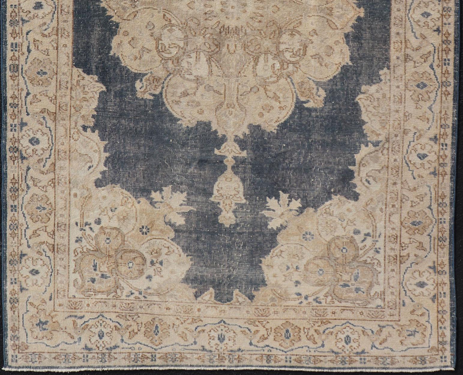 Türkischer Distressed-Teppich im Used-Look mit Blumenmuster in Blau, Tan, Taupe und Creme (20. Jahrhundert) im Angebot