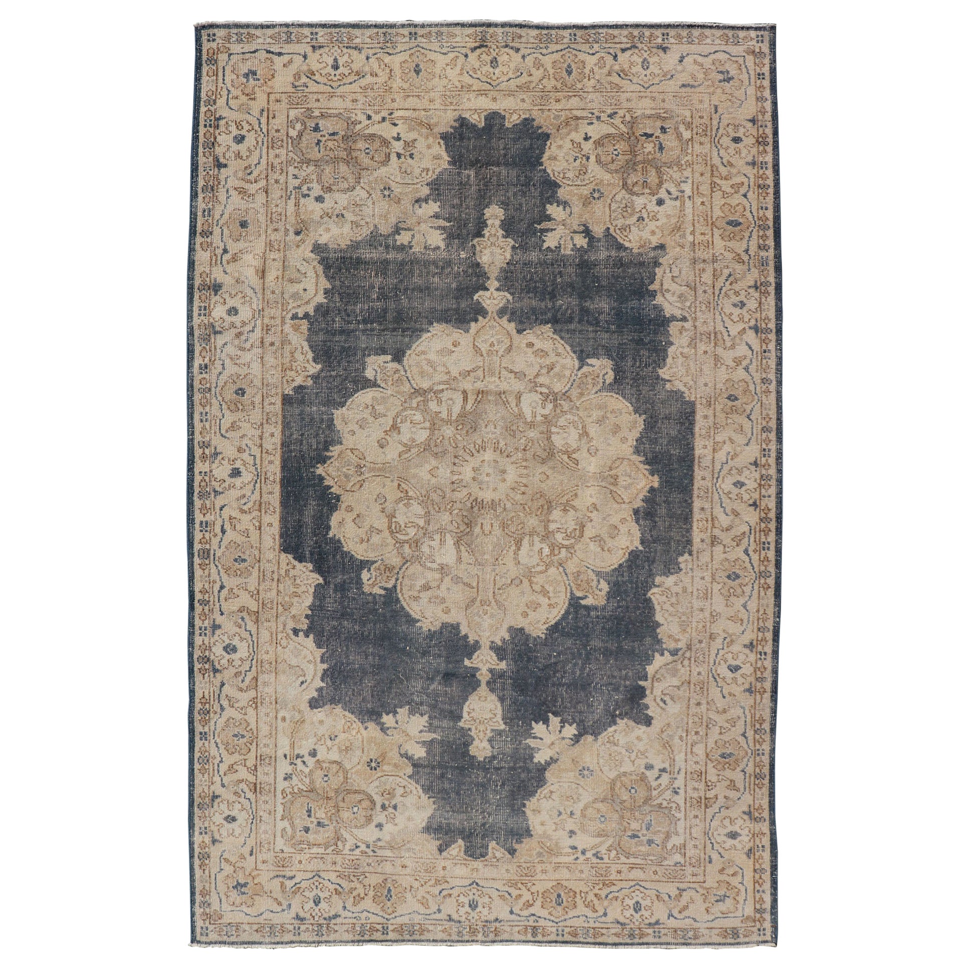 Türkischer Distressed-Teppich im Used-Look mit Blumenmuster in Blau, Tan, Taupe und Creme