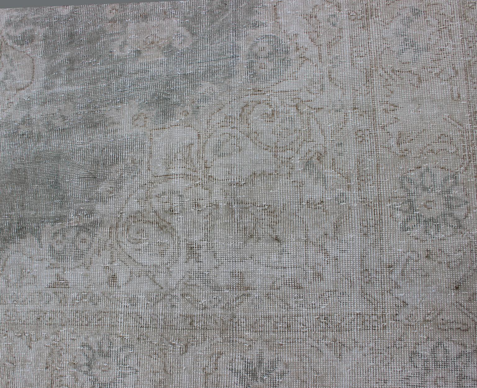 Abgenutzter türkischer Teppich mit Blumenmuster in Grau:: Grün:: Braun und Elfenbein (Wolle) im Angebot