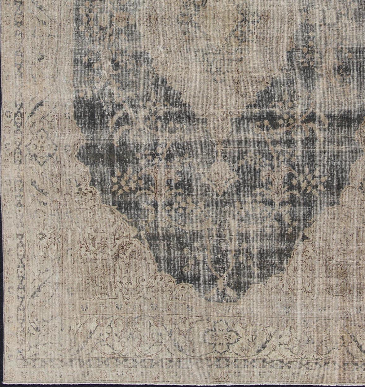  Türkischer Vintage-Teppich in Taupe, Dunkelgrau, Tan und Charcoal   kwarugs/ EN-179638. Türkischer Distressed-Teppich.
Dieser alte türkische Teppich wurde neutralisiert, um verblasste Pigmente mit einem floralen Muster zu erzeugen. Zu den neutralen