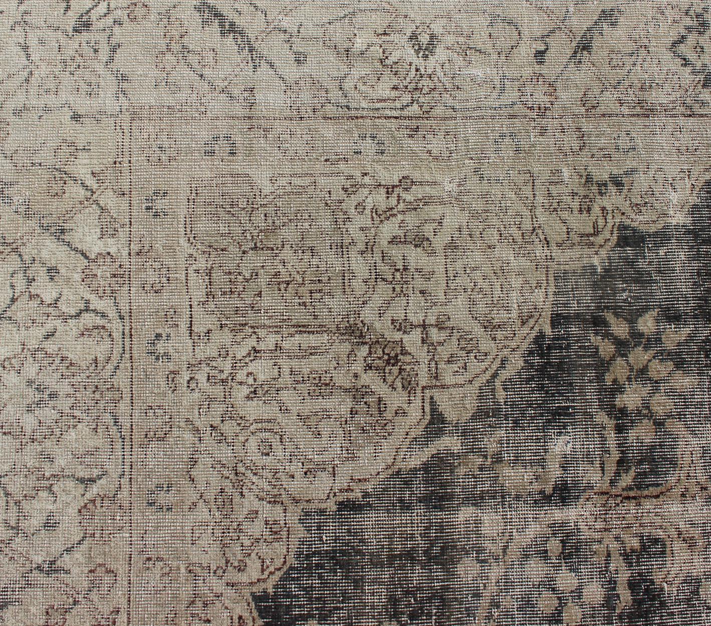 Gealterter türkischer Teppich mit Blumenmuster in Taupe:: Dunkelgrau und Anthrazit (Wolle) im Angebot