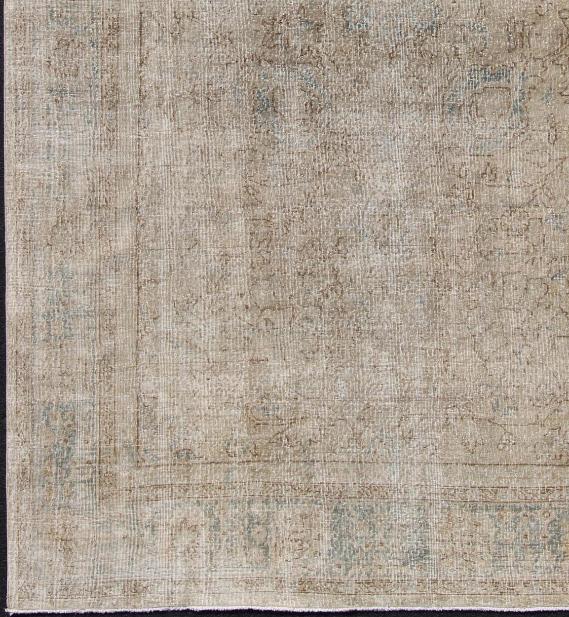 Distressed Turkish carpet with floral design rug en-165865 circa 1950 style Oushak

This vintage Turkish carpet has been neutralized to create faded pigments with a floral design. Neutral colors include many shades of taupe, gray, and cream, with