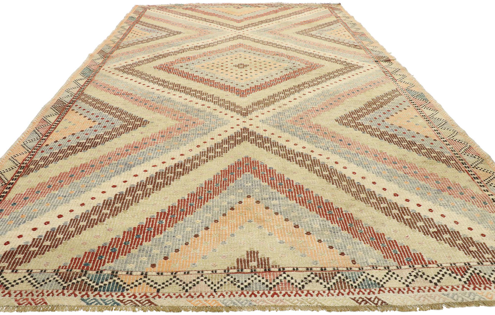 Tapis Kilim turc vieilli à tissage plat avec style Boho Chic moderne du sud-ouest Abîmé - En vente à Dallas, TX