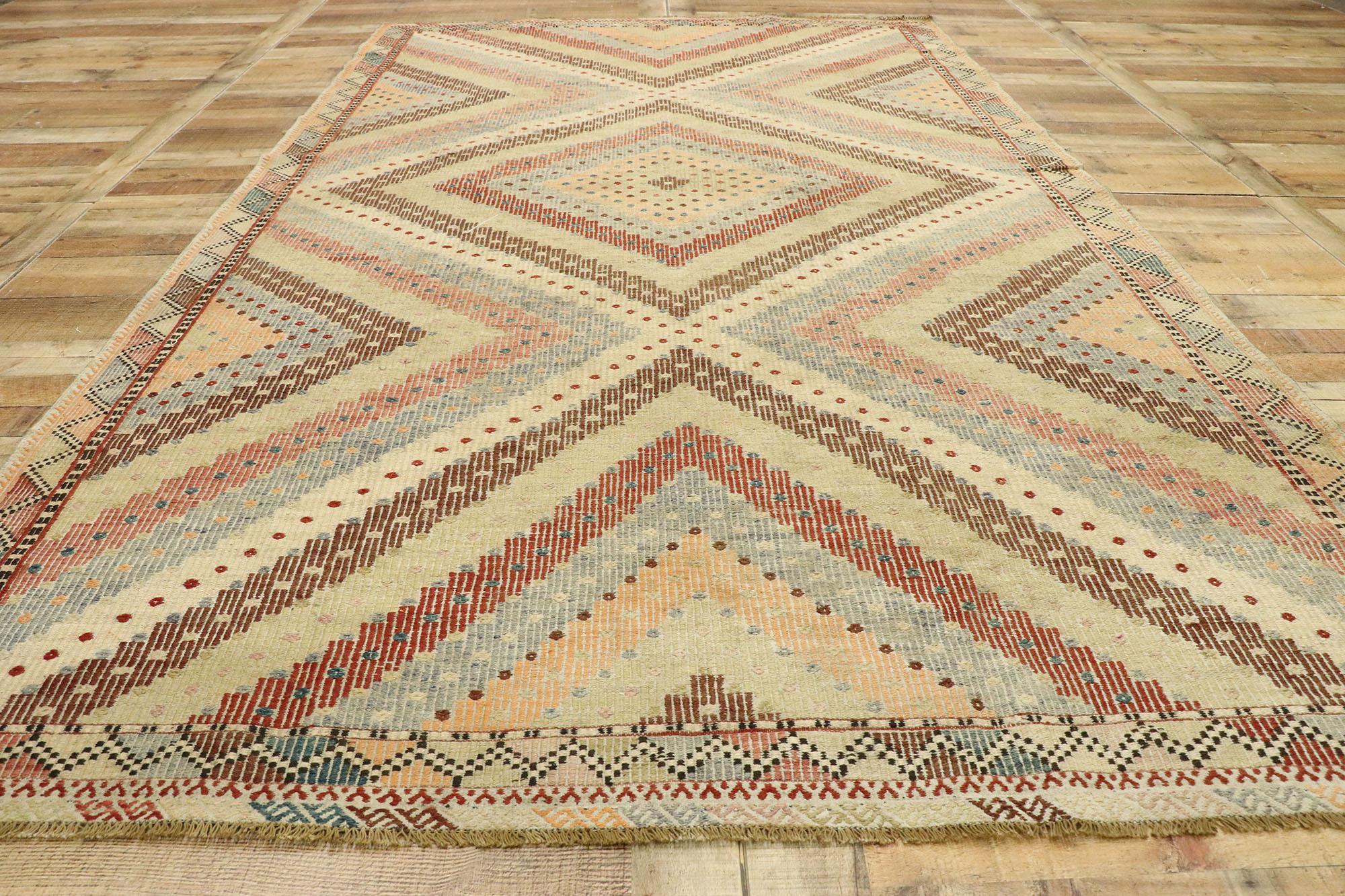 Tapis Kilim turc vieilli à tissage plat avec style Boho Chic moderne du sud-ouest en vente 1