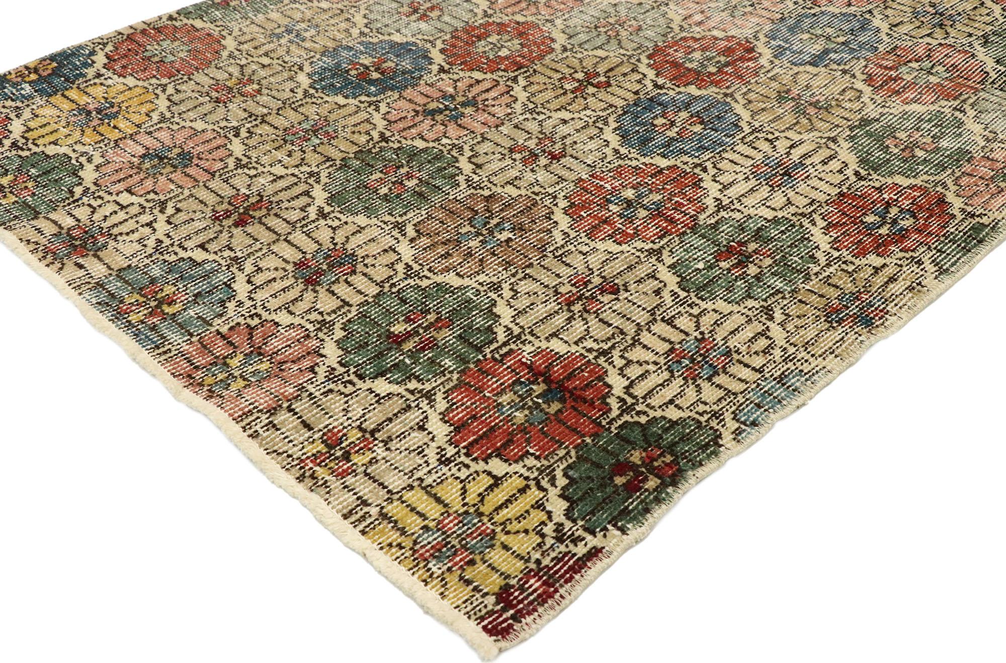 51898, gealterter türkischer Sivas-Akzentteppich im rustikalen englischen Traditional-Stil. Dieser handgeknüpfte türkische Sivas-Teppich aus Wolle, der sich durch seine schlichte Eleganz auszeichnet, verkörpert auf wunderbare Weise einen