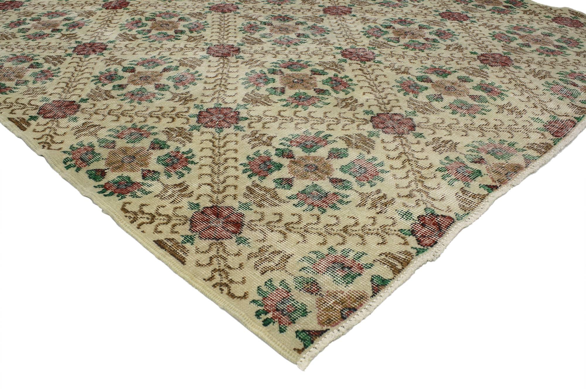 52018 Tappeto turco Sivas con stile Shabby Chic English Country Cottage. Con un mix perfetto di romanticismo e semplicità, questo tappeto Sivas vintage turco in lana annodato a mano e con segni di distorsione incarna un accogliente stile country
