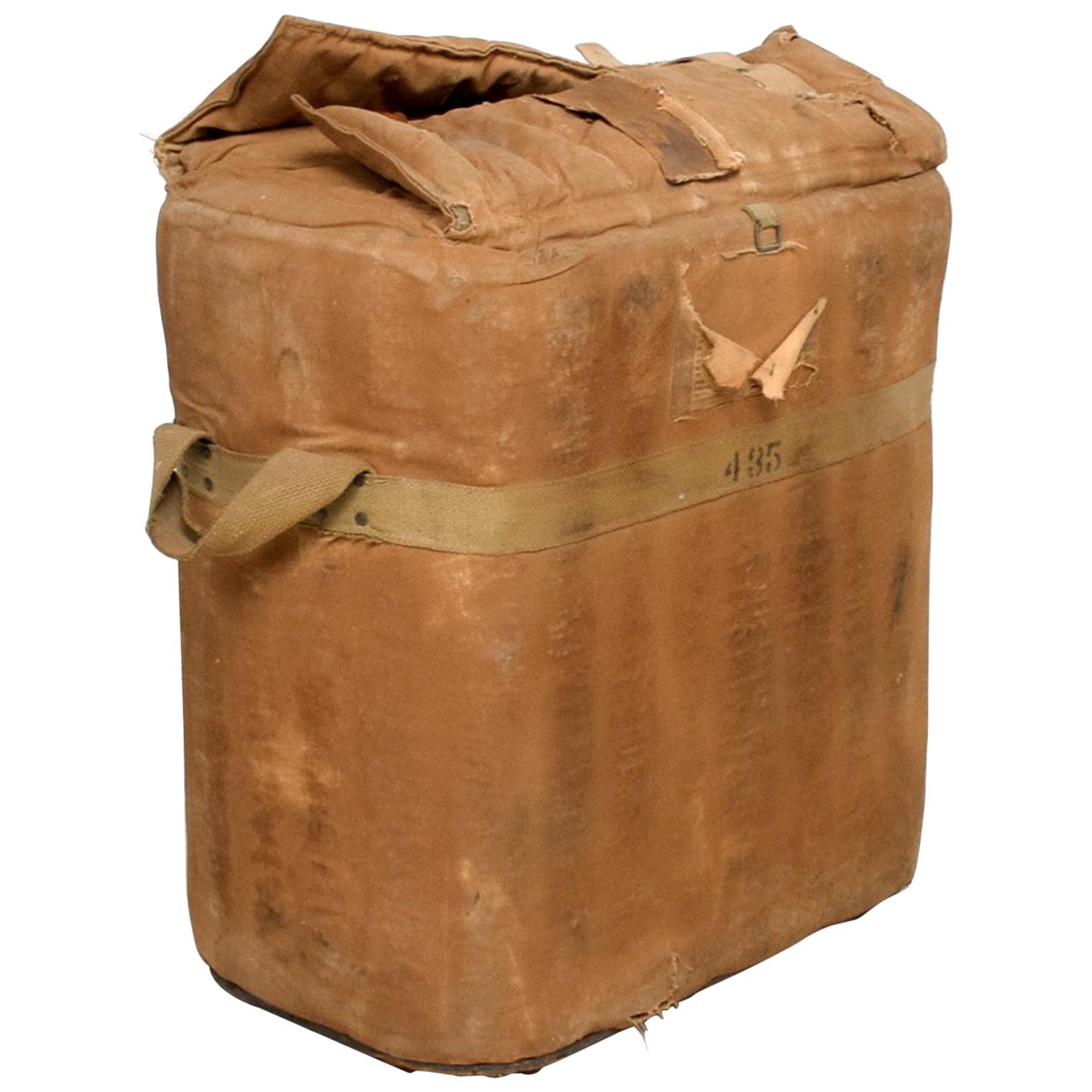 AMBIANIC présente :
US vintage military surplus ice cooler chest designed in metal, canvas, cotton and leather presents in original distressed condition. circa 1940s.
Fabuleuse propriété industrielle avec beaucoup de caractère.
Fonctionne comme un