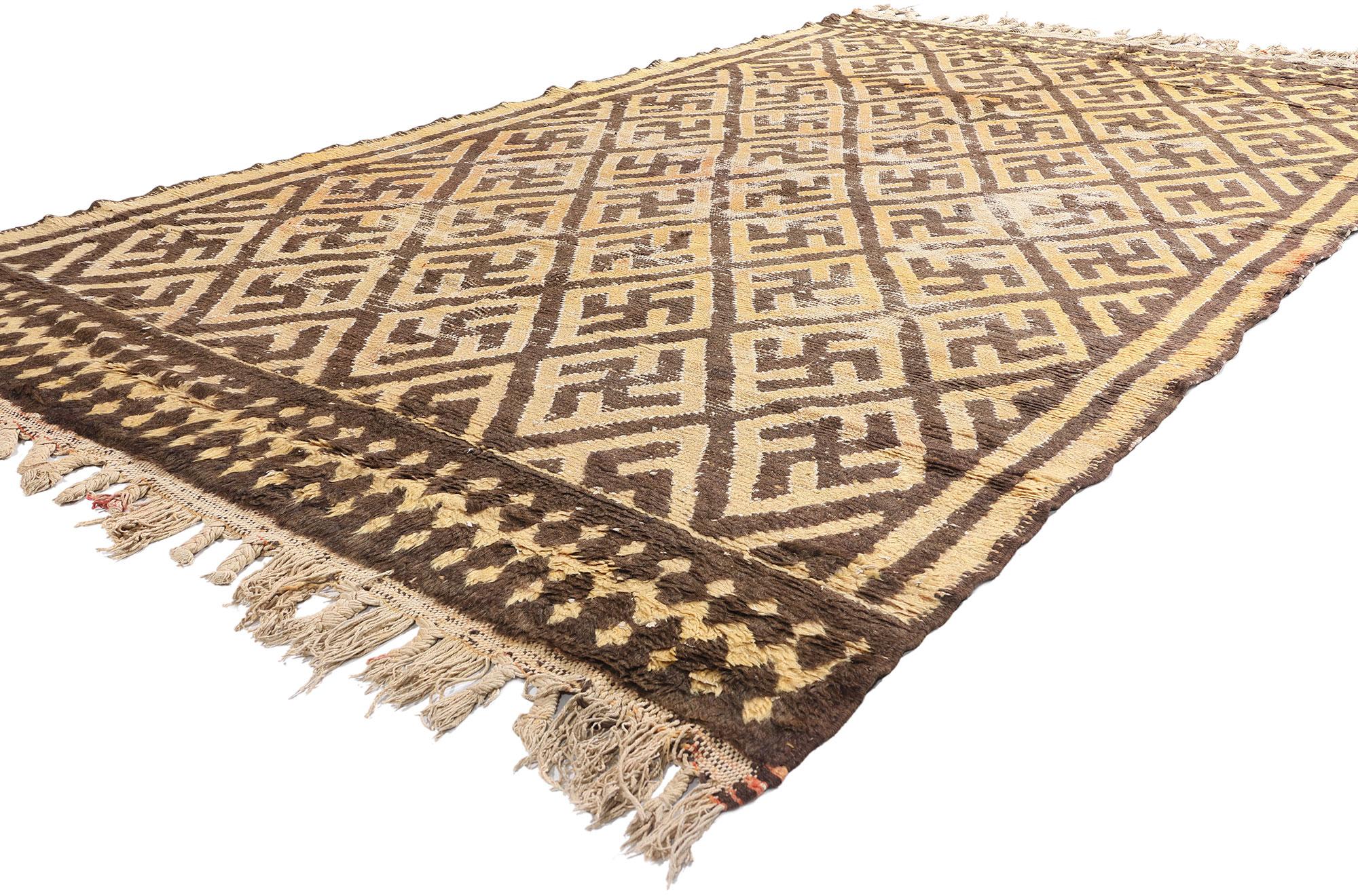 21669 Alfombra marroquí Vintage Taznakht, 06'06 x 11'05. Las alfombras marroquíes Taznakht son alfombras tejidas a mano originarias de la región de Taznakht, en el Alto Atlas marroquí. Las mujeres bereberes elaboran estas alfombras con técnicas de