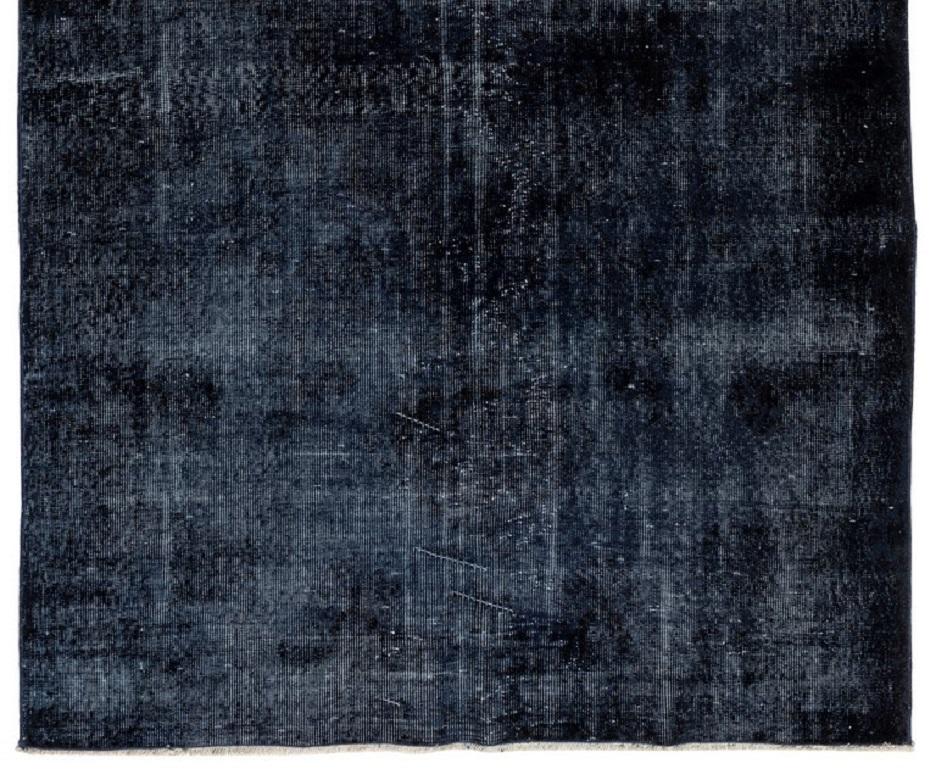 5.6x9.6 Fuß Vintage Handgefertigter Wollteppich in schlichtem Marineblau für Modern Interiors (Moderne) im Angebot