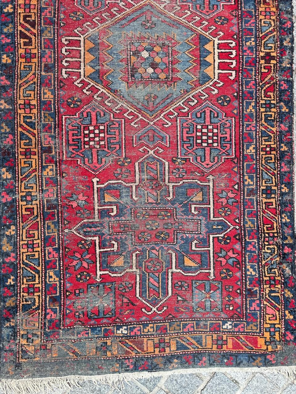 Grazioso runner Karaje di metà secolo con un bel disegno geometrico e bellissimi colori rosso, blu, rosa e arancione, interamente annodato a mano in lana su base di cotone. 
Indossi importanti 

✨✨✨
