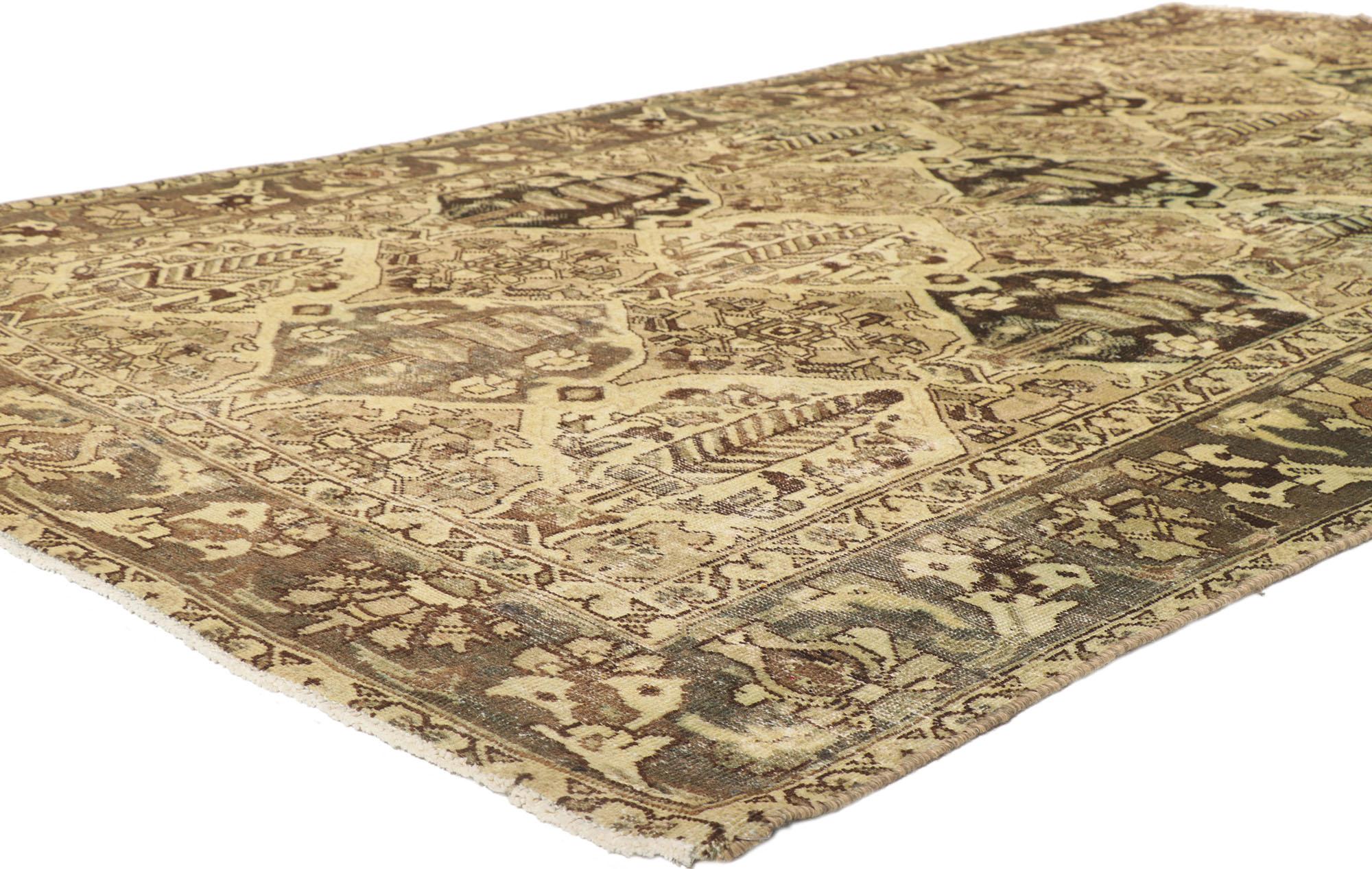 53751 Distressed Vintage Persian Bakhtiari Teppich mit Garten Design 06'00 x 10'10. Mit seiner rustikalen Sensibilität und dem zeitlosen botanischen Muster verleiht dieser handgeknüpfte, antike persische Bakhtiari-Teppich aus Wolle einen kuratierten