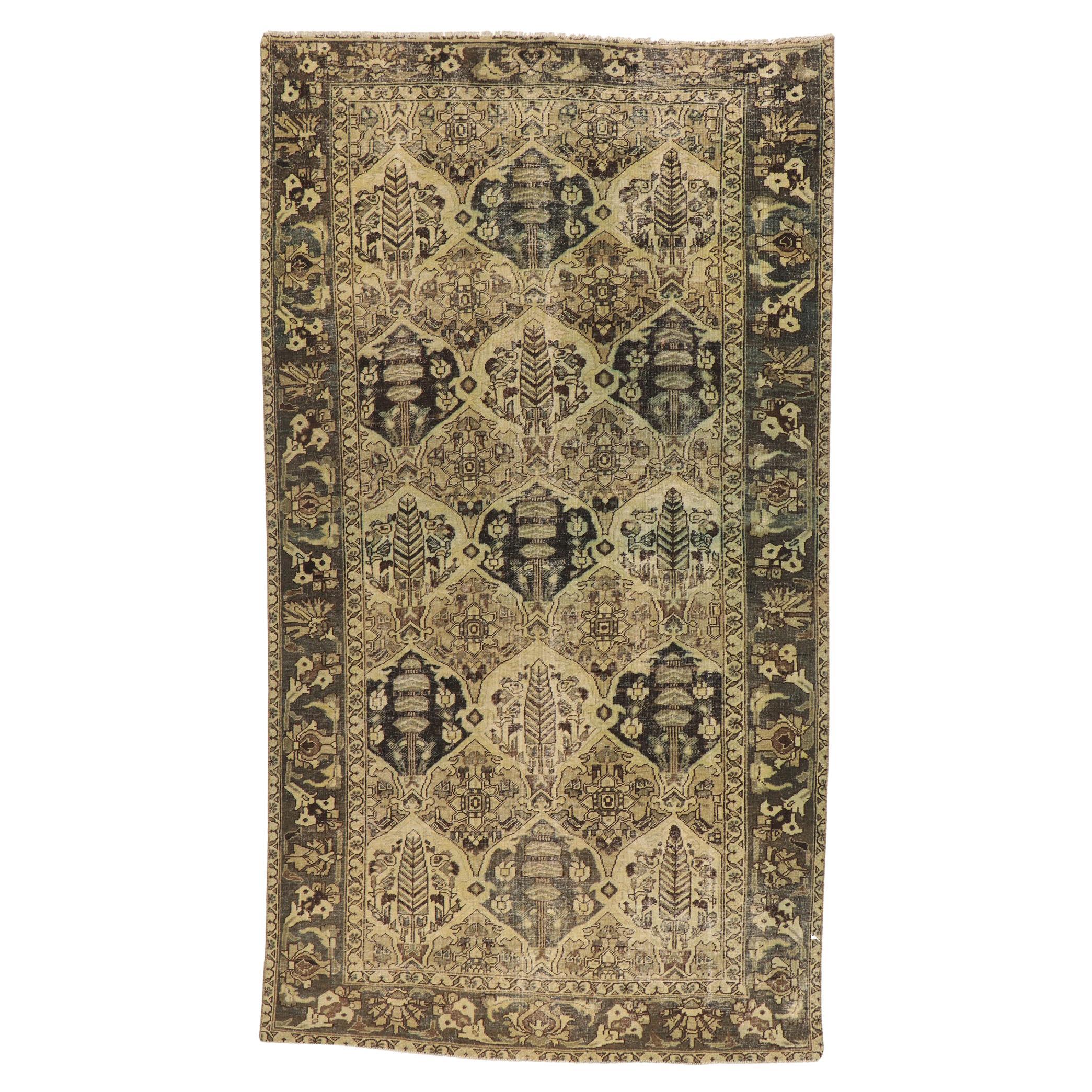 Persischer Bakhtiari-Teppich im Vintage-Stil mit Garten-Design im Used-Look im Angebot