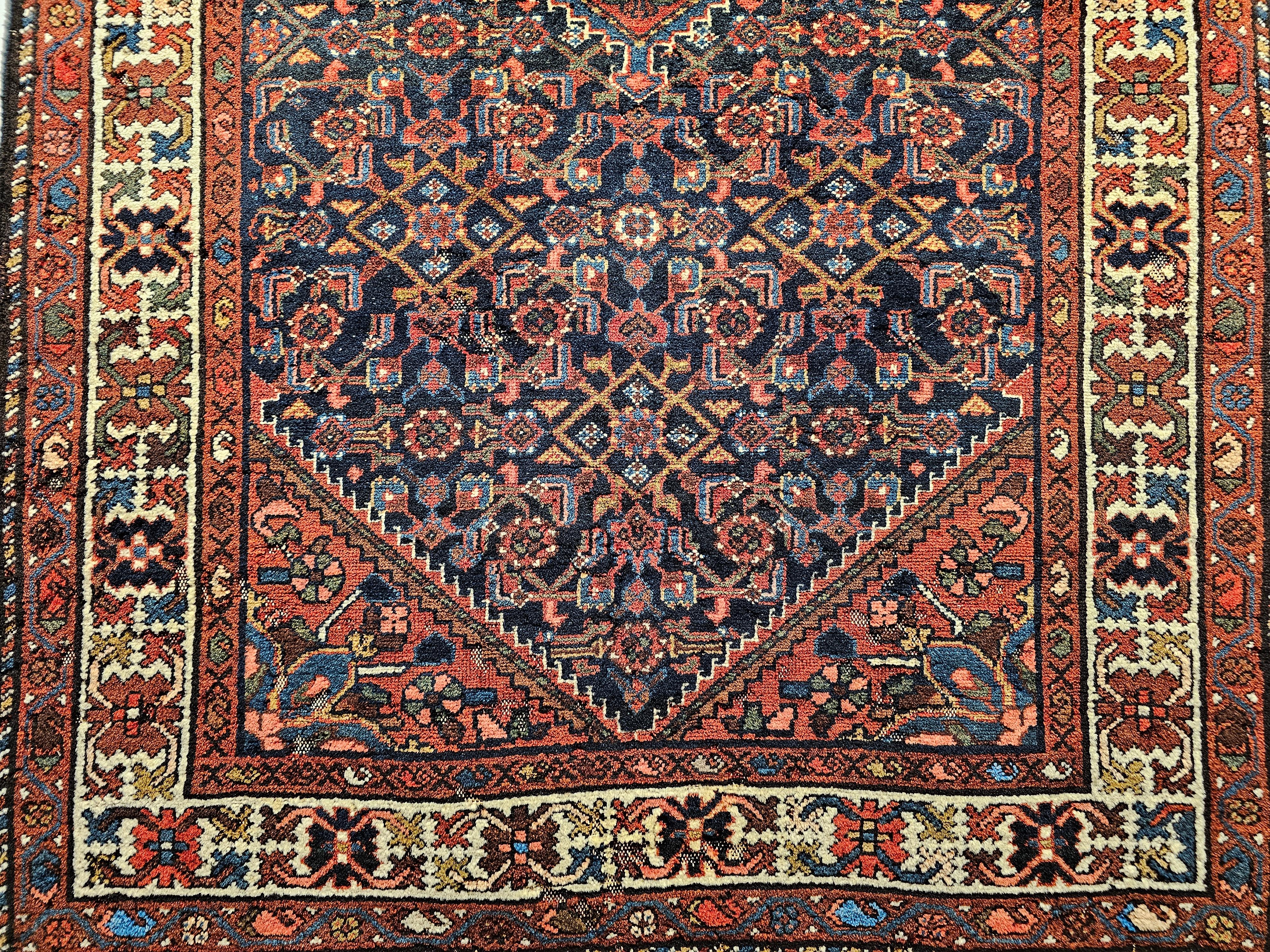 Alfombra Persa Malayer Vintage con diseño allover en azul marino, rojo, azul y marrón Anudado a mano en venta