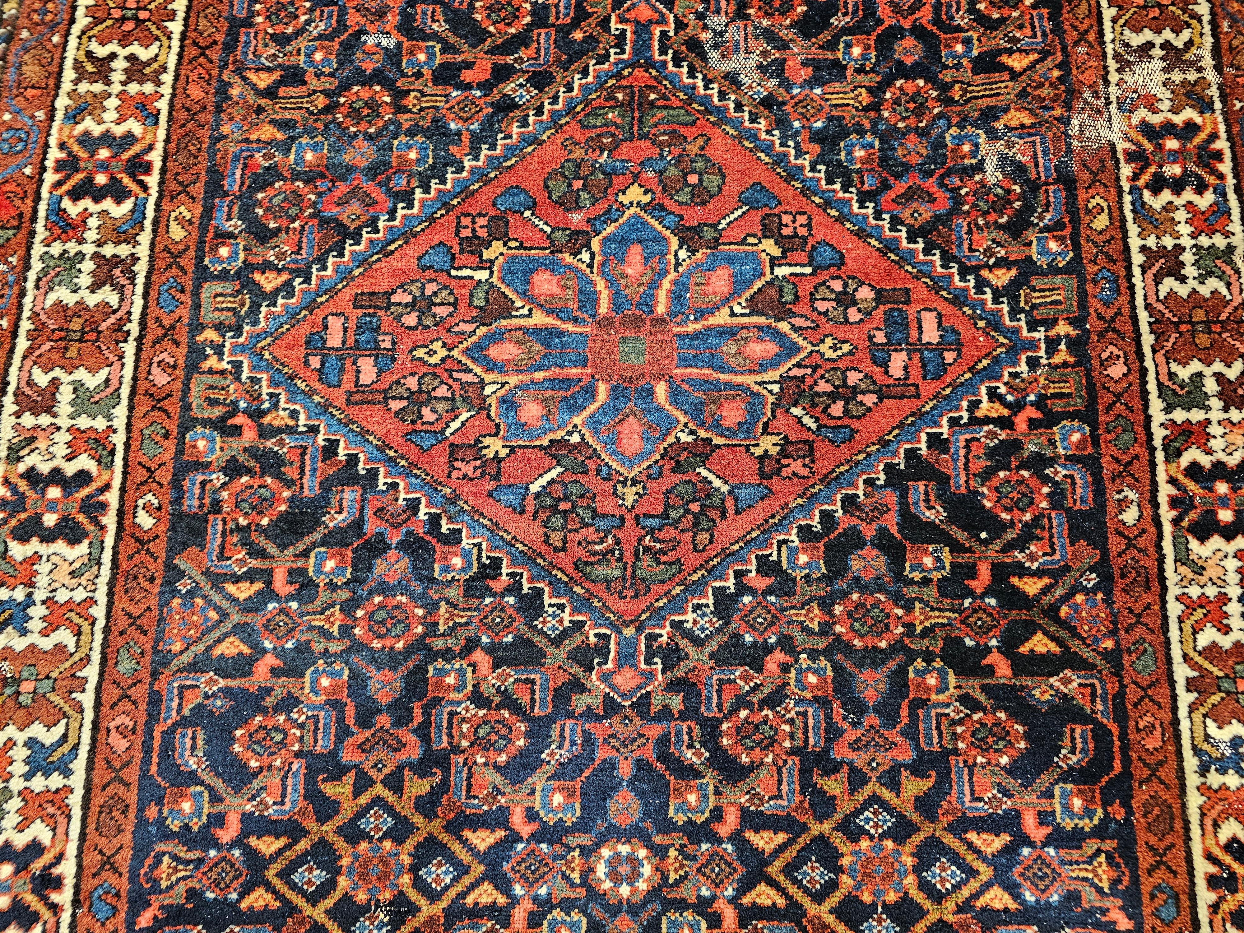 Alfombra Persa Malayer Vintage con diseño allover en azul marino, rojo, azul y marrón Lana en venta
