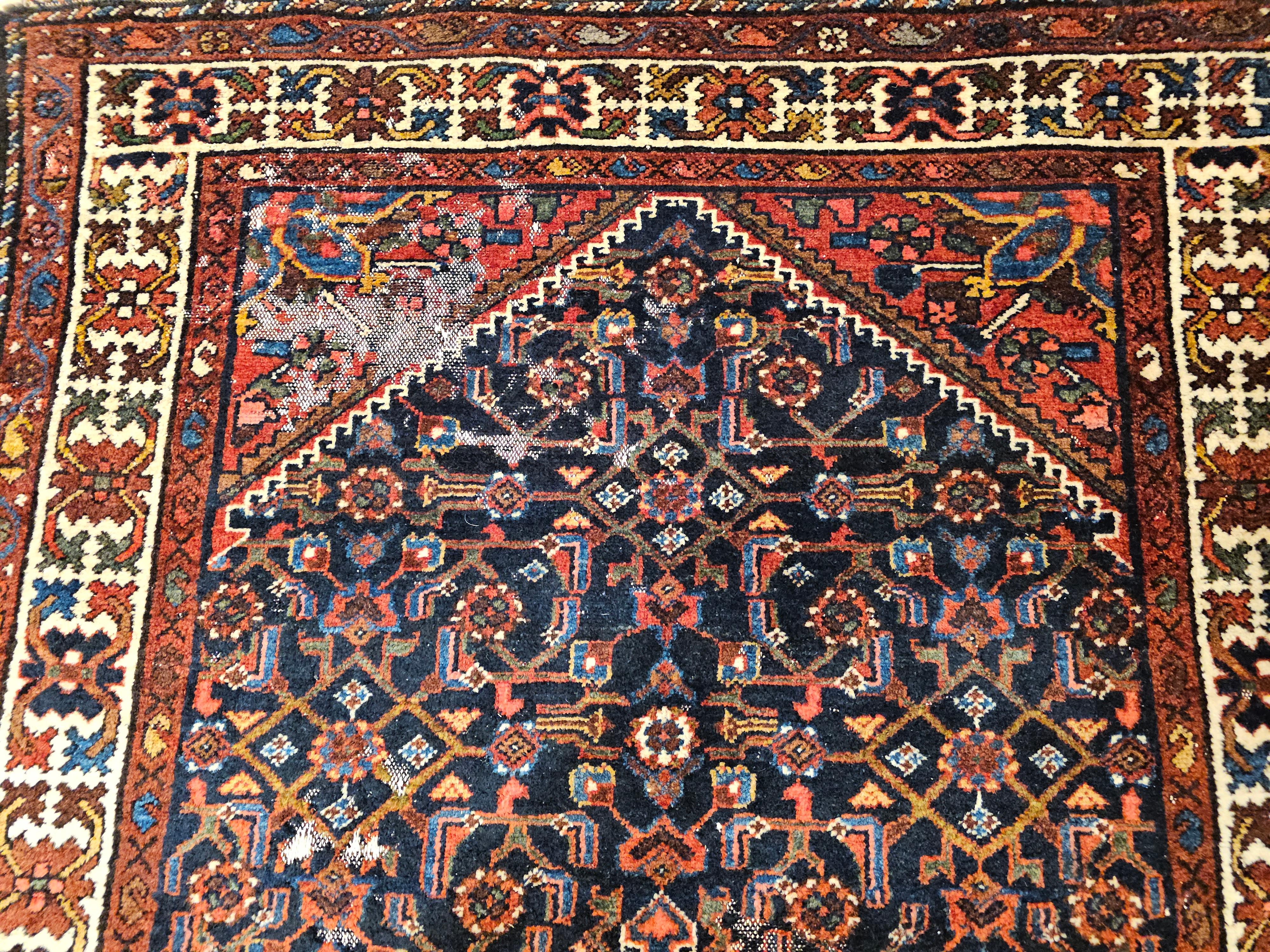 Alfombra Persa Malayer Vintage con diseño allover en azul marino, rojo, azul y marrón en venta 1