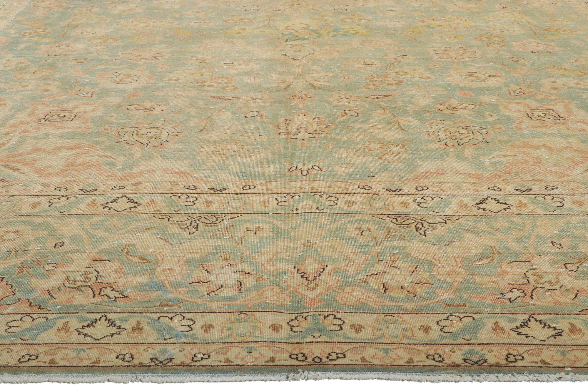 Abgenutzter persischer Kashan-Teppich mit verblassten weichen Erdtönen (Persisch) im Angebot