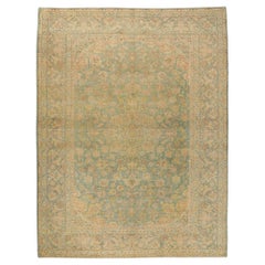 Abgenutzter persischer Kashan-Teppich mit verblassten weichen Erdtönen