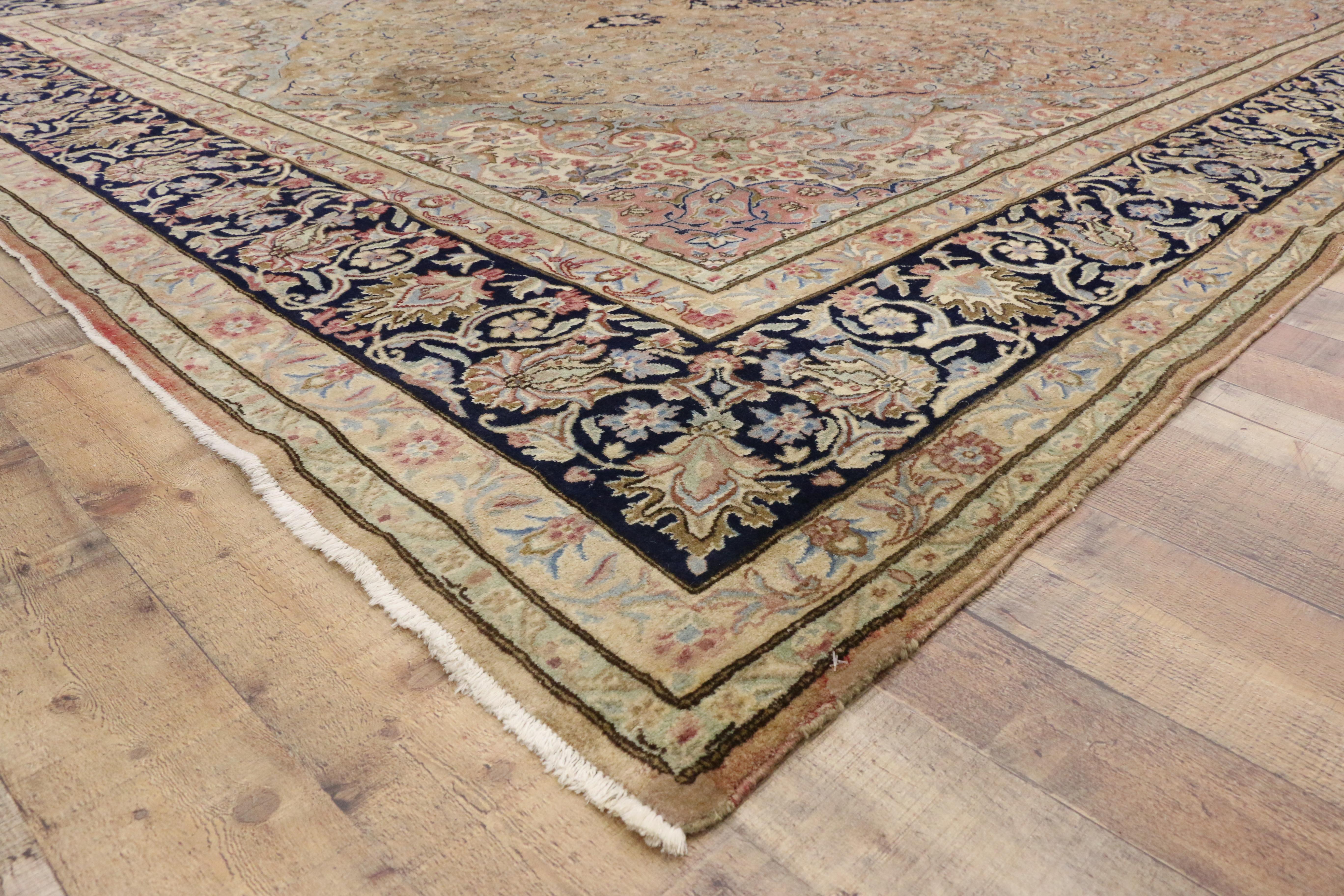 76515, tapis persan Kerman vieilli, tapis vintage Kirman. Délicatement usé par les intempéries et bien entretenu, ce tapis persan vintage Kirman possède une beauté intemporelle enrichie par l'âge. Au centre, un médaillon Kerman en forme de losange à