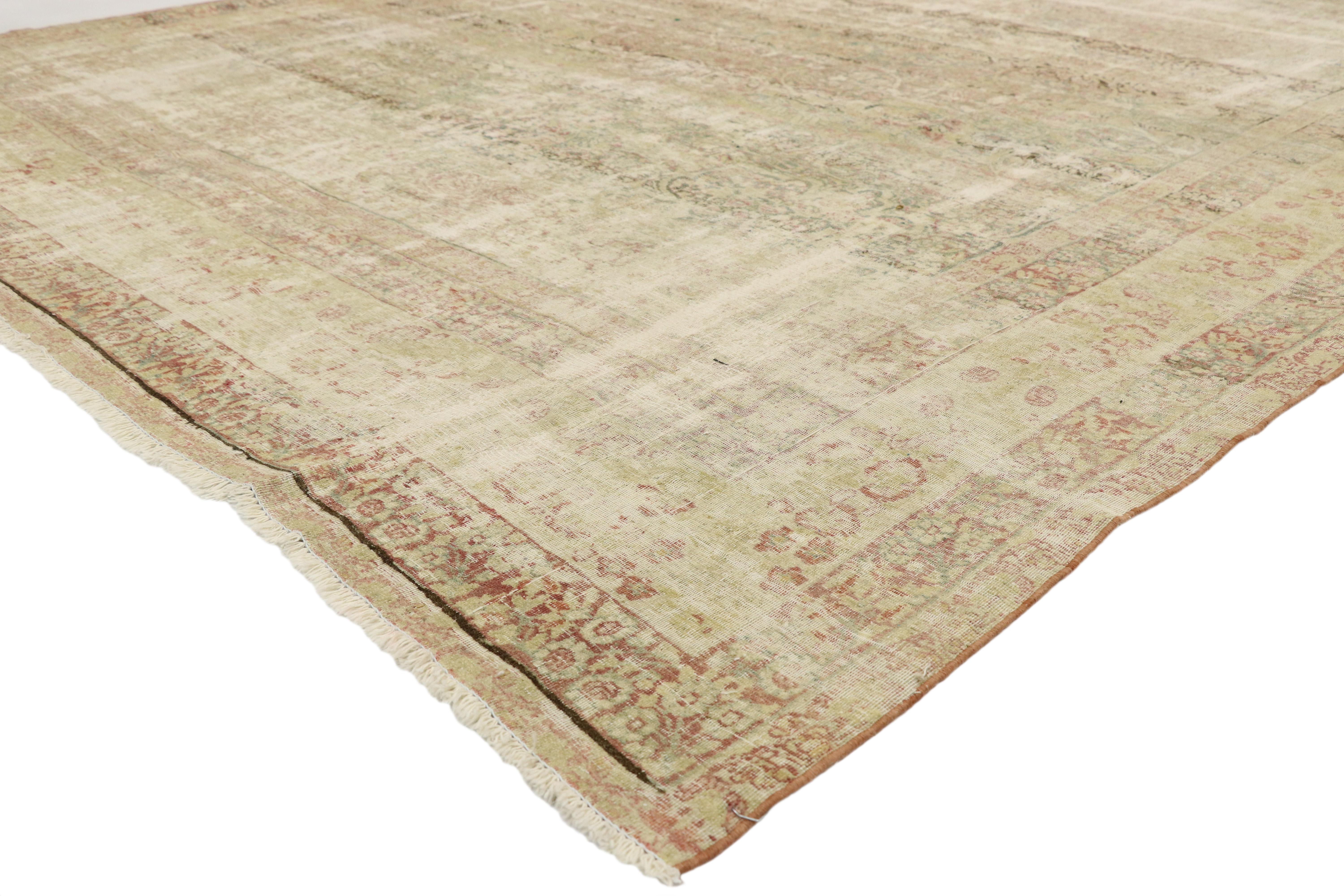 74907 Distressed Vintage Persian Kerman Rug, 08'01 x 12'06. Antike gewaschene Kerman-Teppiche sind eine spezielle Art von Perserteppichen, die durch gezielte Waschtechniken und -prozesse ein Vintage-Aussehen erhalten. Diese Teppiche stammen aus der