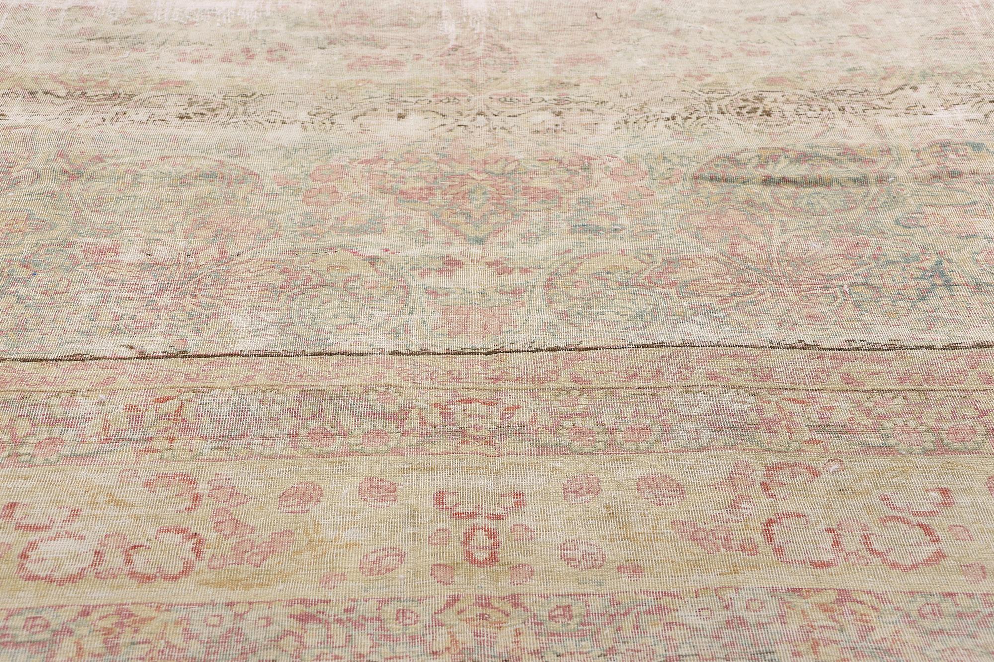 1930's Distressed Persian Kerman Carpet mit Modern Renaissance Style im Zustand „Gut“ im Angebot in Dallas, TX