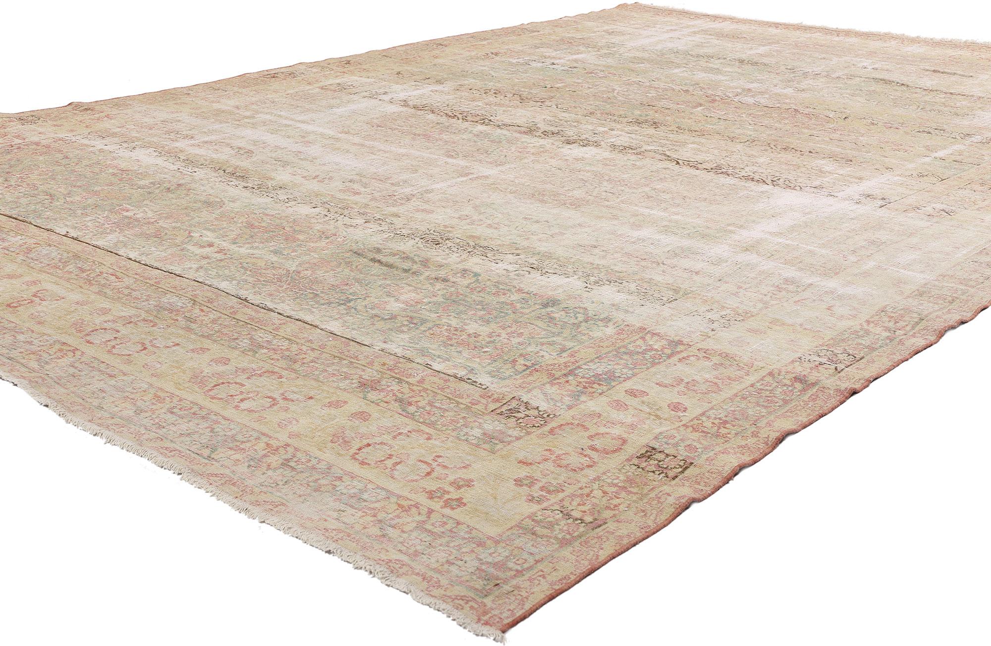 74907 Distressed Vintage Persian Kerman Rug, 08'01 x 12'06. Antike gewaschene Kerman-Teppiche sind eine spezielle Art von Perserteppichen, die durch gezielte Waschtechniken und -prozesse ein Vintage-Aussehen erhalten. Diese Teppiche stammen aus der