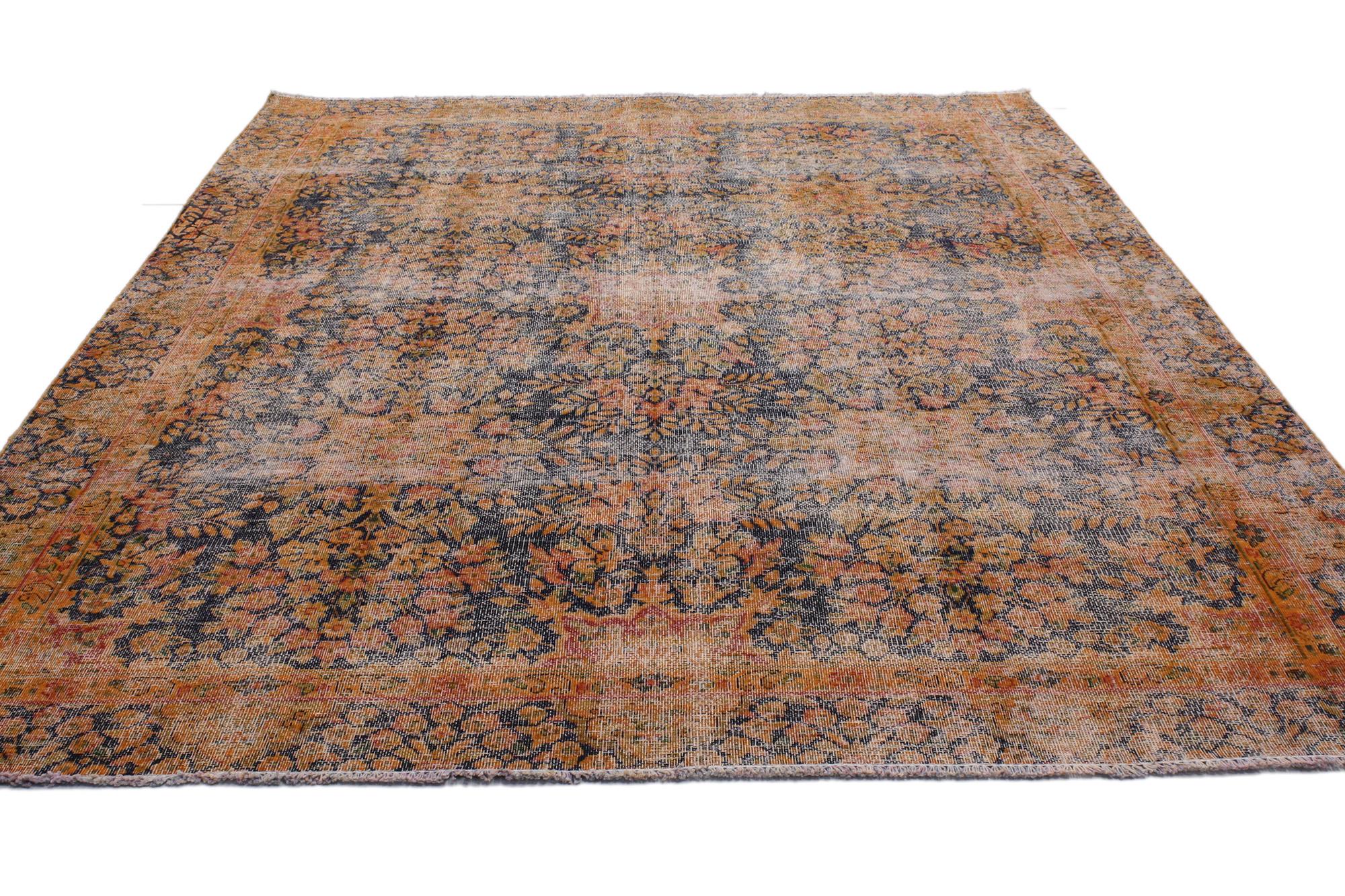 Gealterter persischer Kerman-Teppich im traditionellen englischen Rustikalstil (Persisch) im Angebot