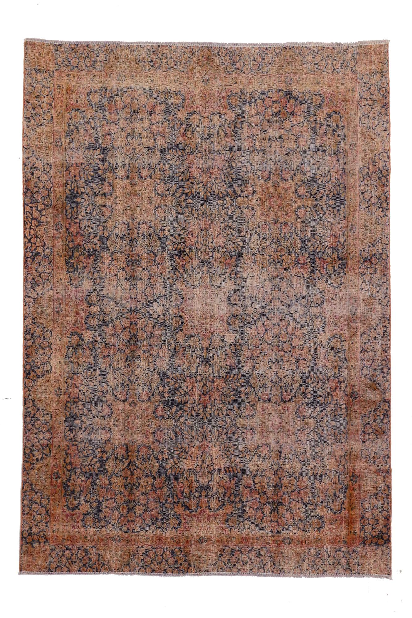 Gealterter persischer Kerman-Teppich im traditionellen englischen Rustikalstil im Zustand „Starke Gebrauchsspuren“ im Angebot in Dallas, TX