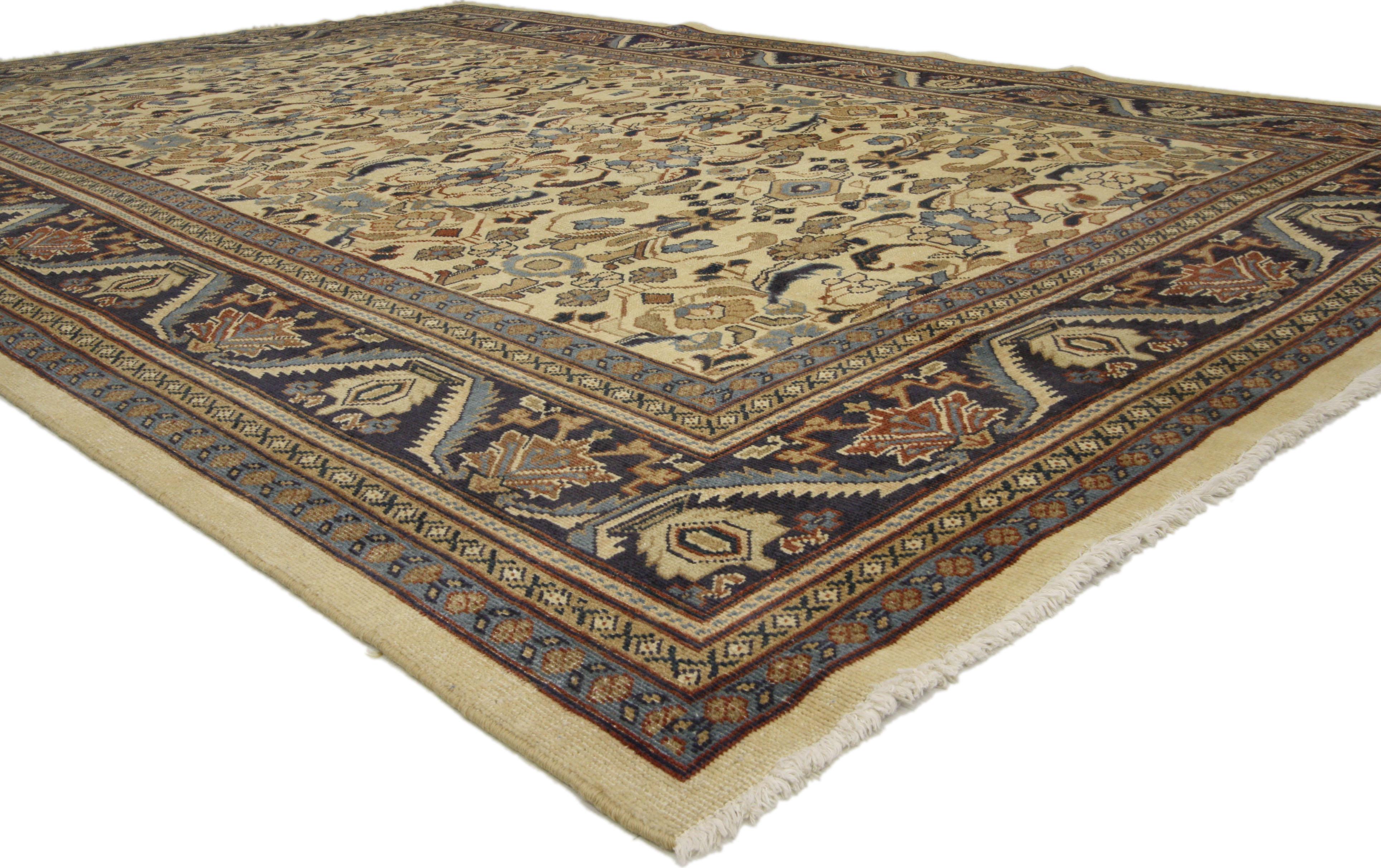75083 Tapis Persan Mahal en détresse, style artisanal rustique 06'11 x 10'01. Ce tapis persan vintage Mahal en laine nouée à la main présente un motif floral vivant composé d'un motif Mina Khani répétitif à grande échelle avec des rosettes, des