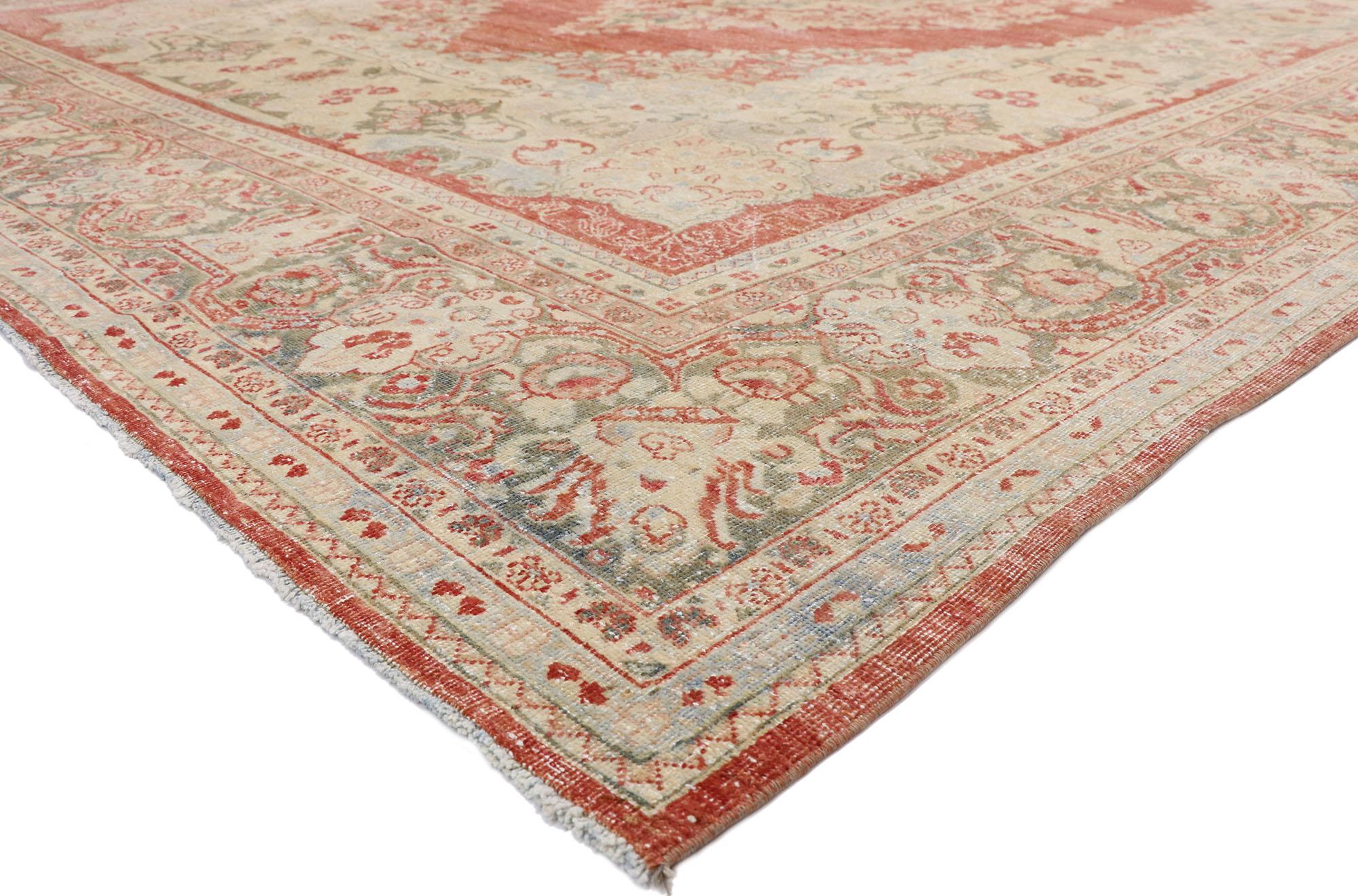 52783 Distressed Vintage Persian Mahal Rug, 10'00 x 14'06. Die persischen Mahal-Teppiche stammen aus der Mahallat-Region im nordwestlichen Iran und werden wegen ihrer besonderen Eigenschaften und ihrer unvergleichlichen Handwerkskunst verehrt. Diese