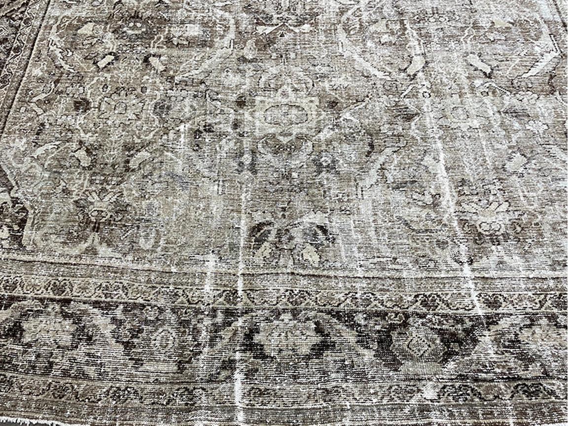 Tappeto persiano Mahal d'epoca, invecchiato, avorio, beige e marrone In condizioni deteriorate in vendita a Los Angeles, CA
