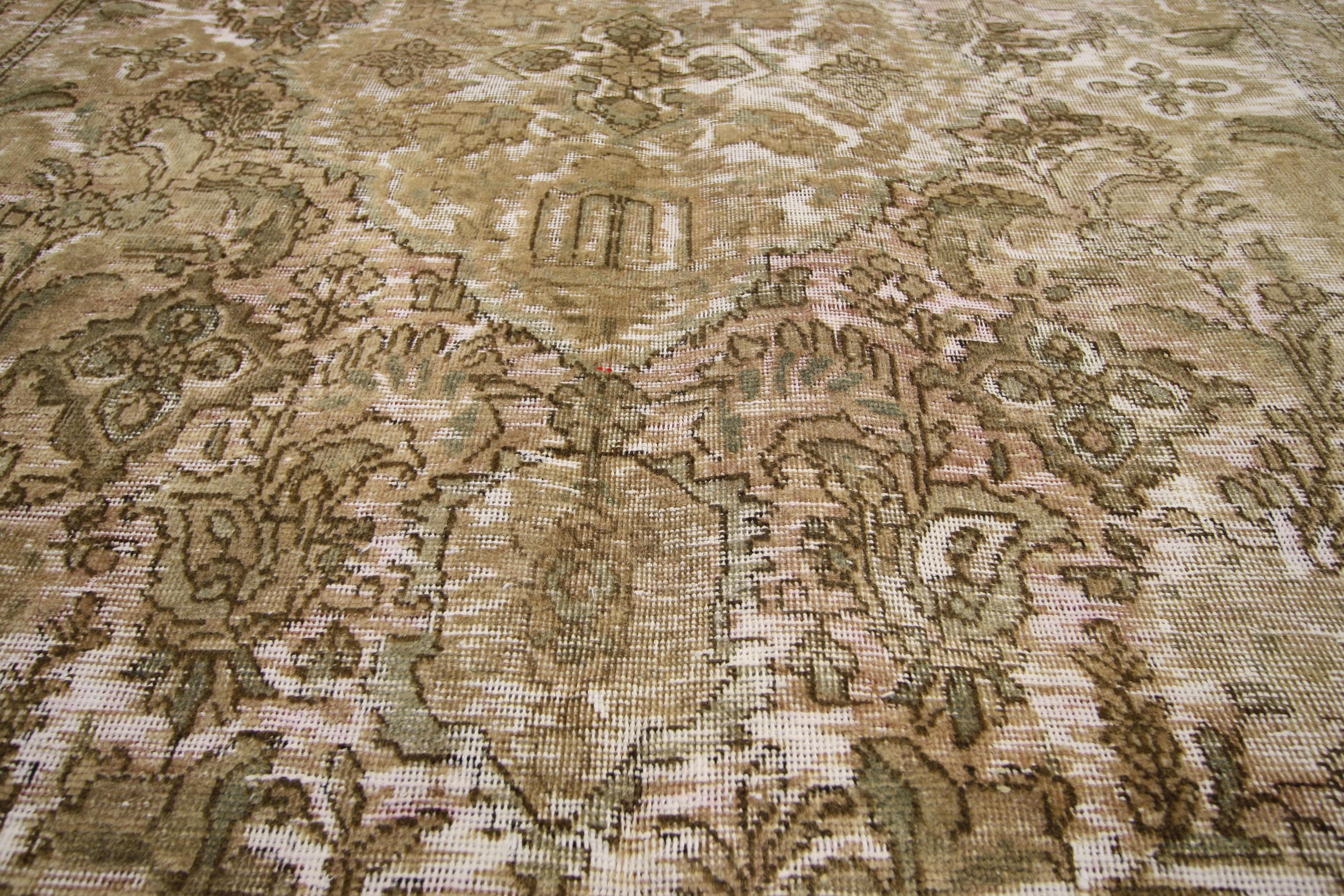 Persischer überzogener Vintage-Teppich im rustikalen französischen Industriestil im Used-Stil (Handgeknüpft) im Angebot