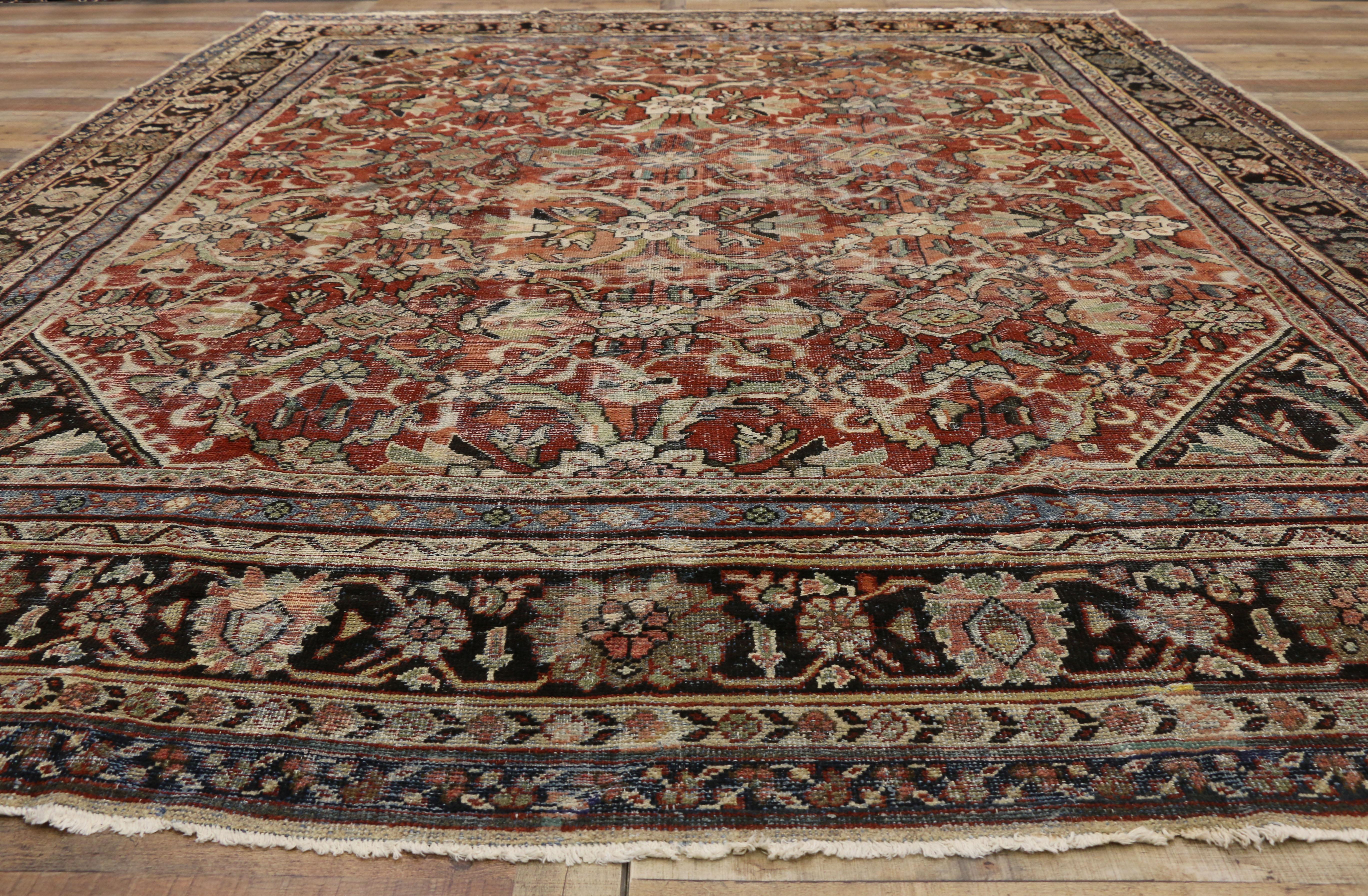 Vintage Persian Mahal Rug, Timeless Elegance Meets Relaxed Refinement In Distressed Condition For Sale In Dallas, TX