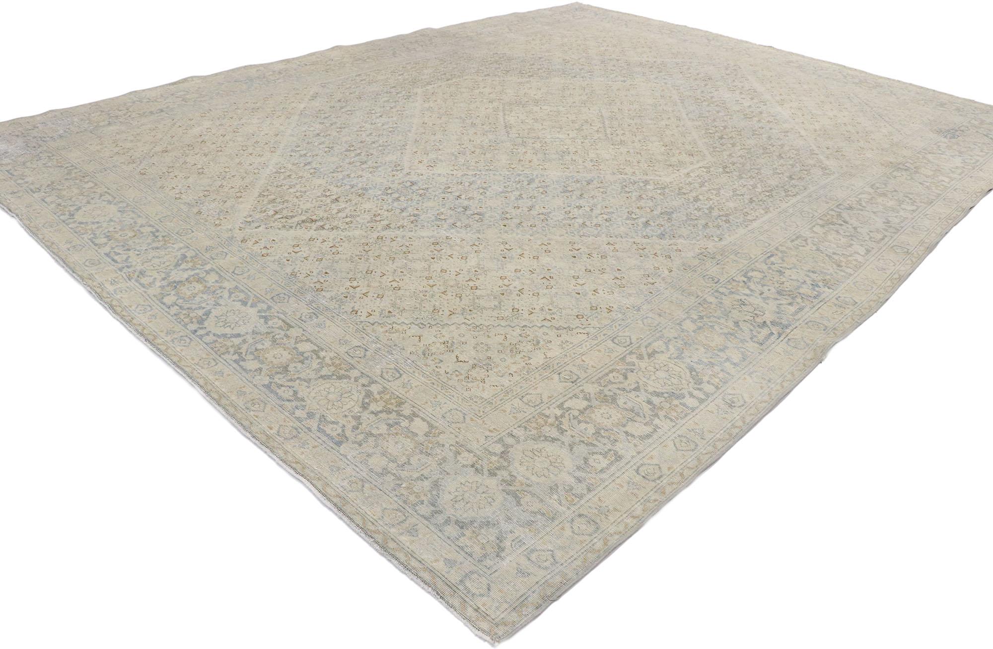 53274, tapis vintage persan Mahi Tabriz en mauvais état, style cottage anglais. Léger et aéré avec une sensibilité rustique, ce tapis Tabriz persan vintage en laine noué à la main est prêt à impressionner. Le champ lavé antique présente un médaillon