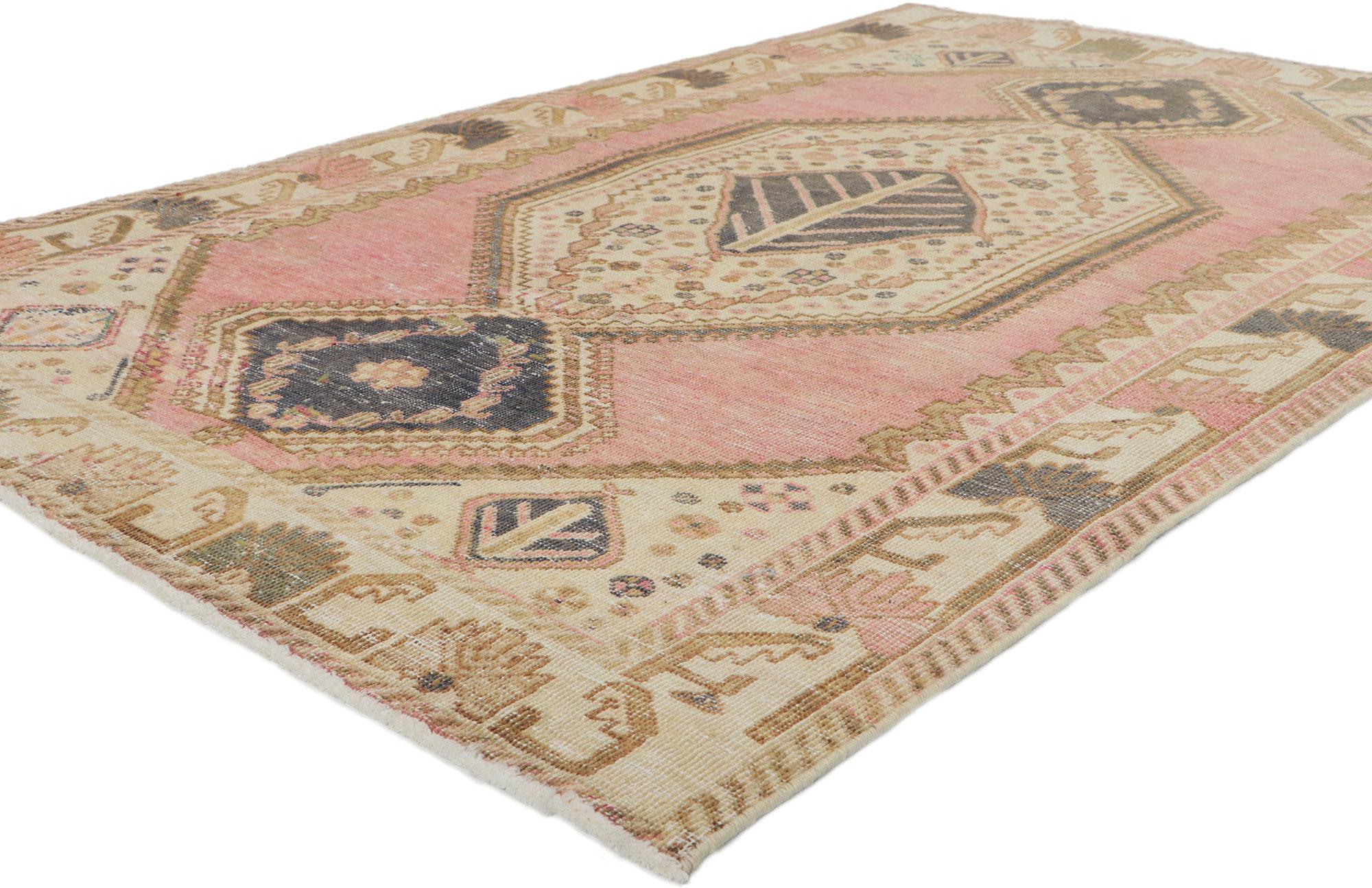 61138 Vintage Persian Malayer Teppich, 04'04 x 06'10. Mit seiner robusten Schönheit und zeitlosem Design, ist diese handgeknüpfte Wolle antiken persischen Malayer Teppich bereit zu beeindrucken. Das auffällige geometrische Muster und die mit der