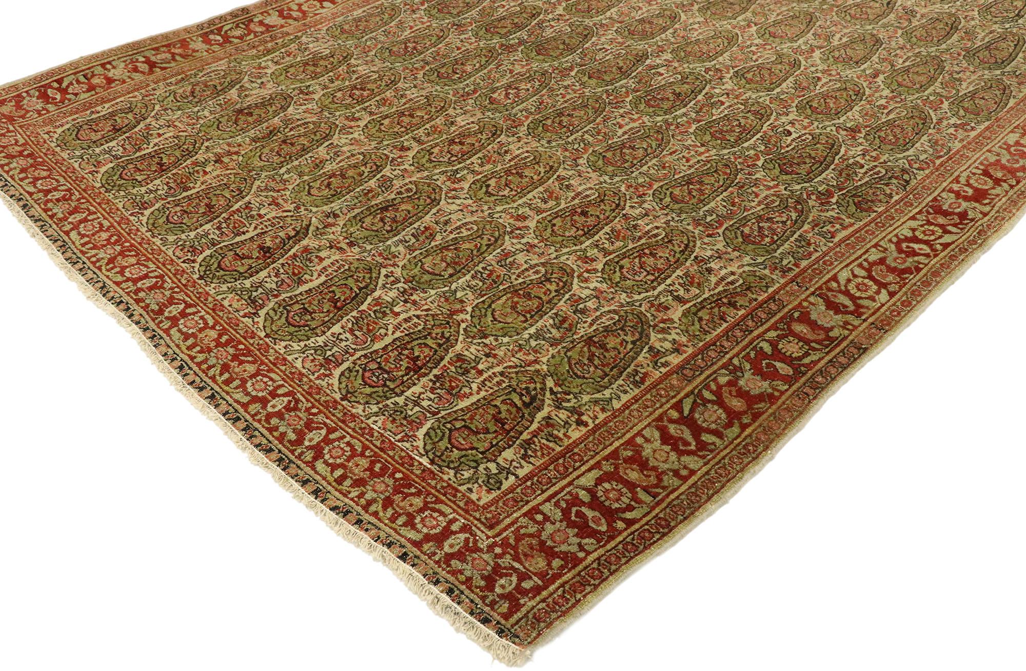 53088 tappeto persiano Senneh vintage con stile rustico Arts & Crafts. Con un fascino rustico e un fascino senza tempo in una tonalità ispirata alla terra, questo Senneh persiano vintage in lana annodato a mano si adatta perfettamente a interni